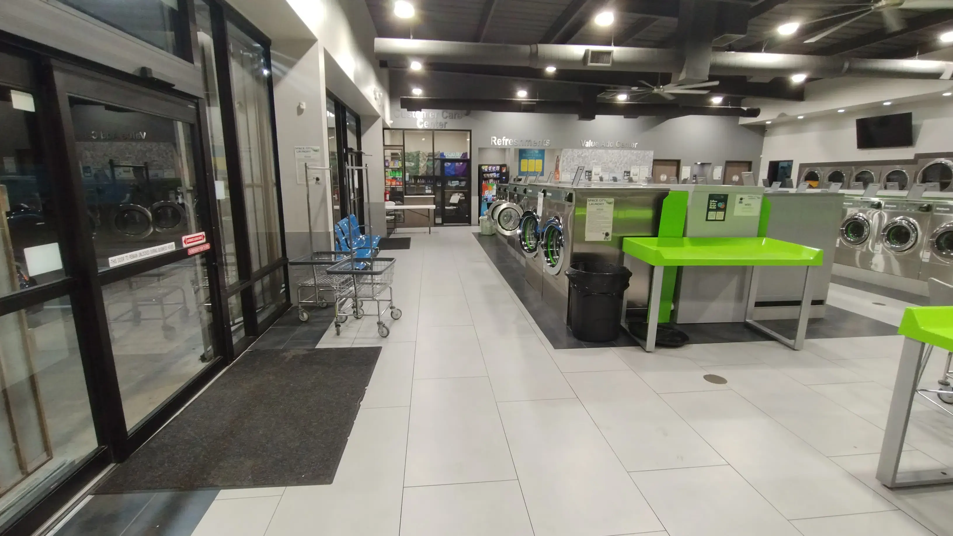 Space City Laundry/Lavanderia West Airport - Image 2