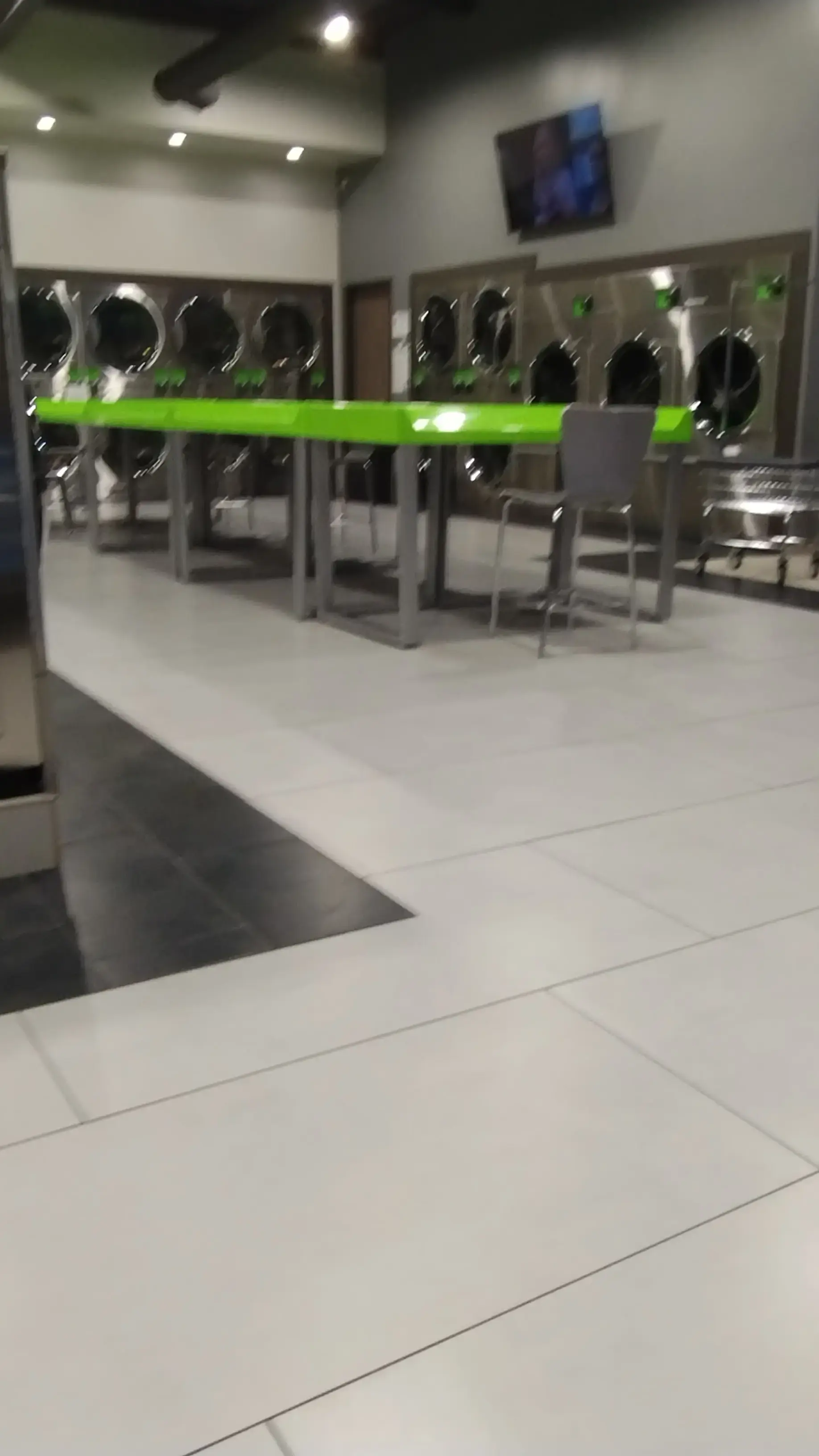Space City Laundry/Lavanderia West Airport - Image 17