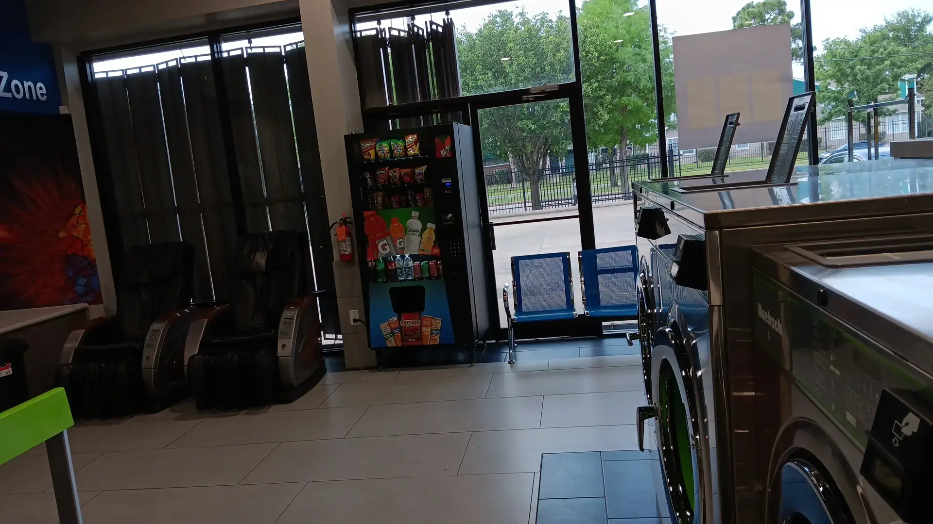 Space City Laundry/Lavanderia West Airport - Image 11