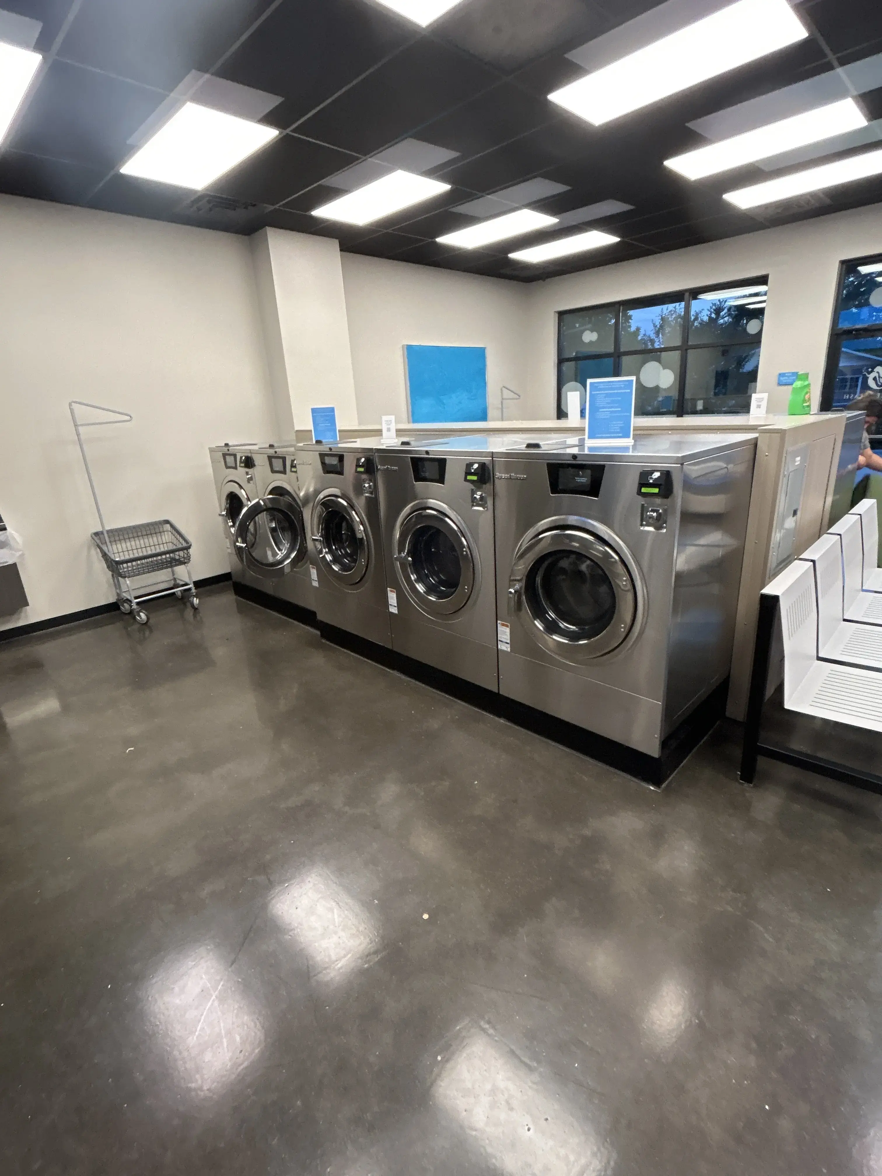 SparkleSplash Laundromat - Image 13