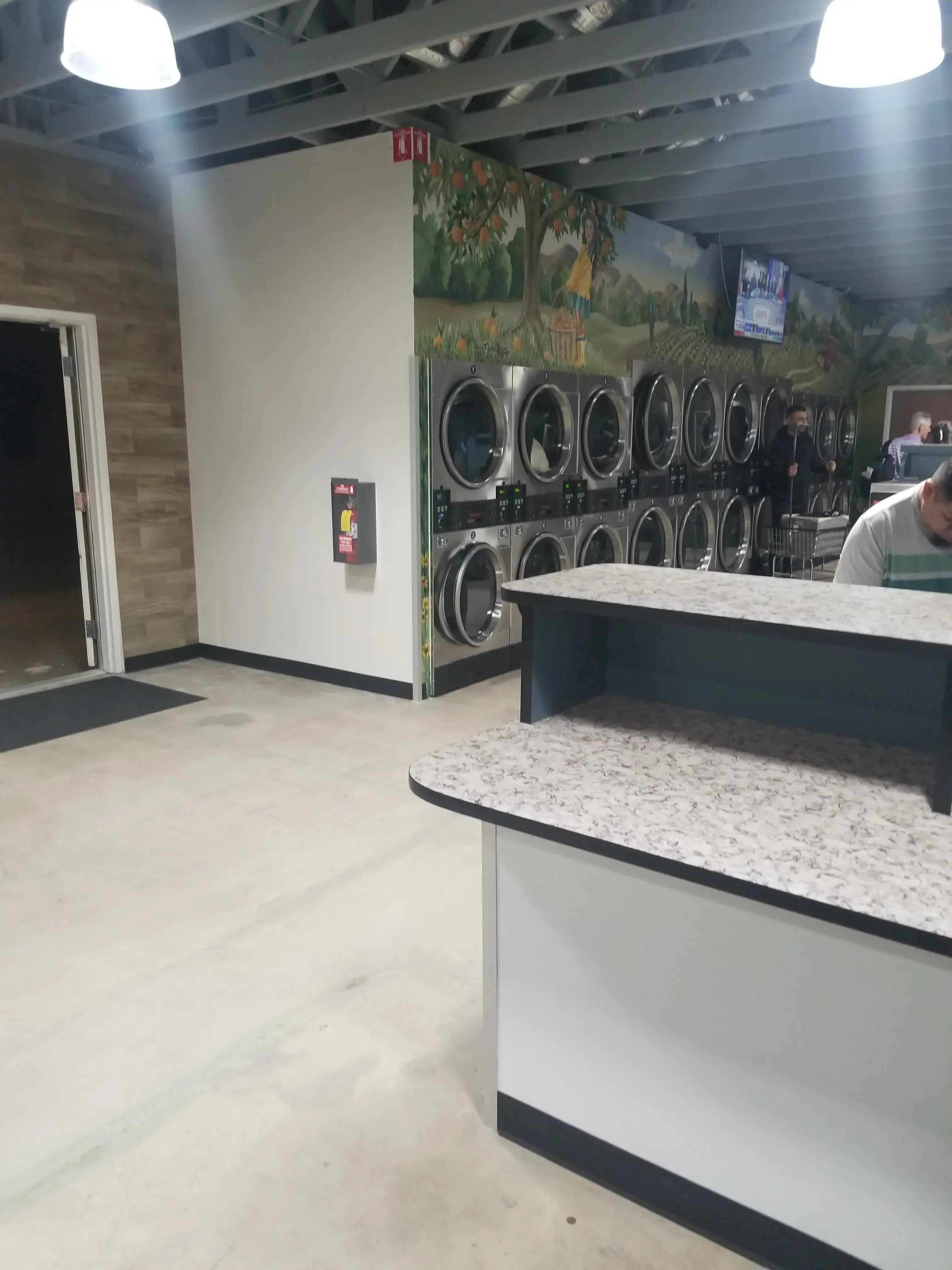 Speedwash Laundromat and Water Store thumbnail 12