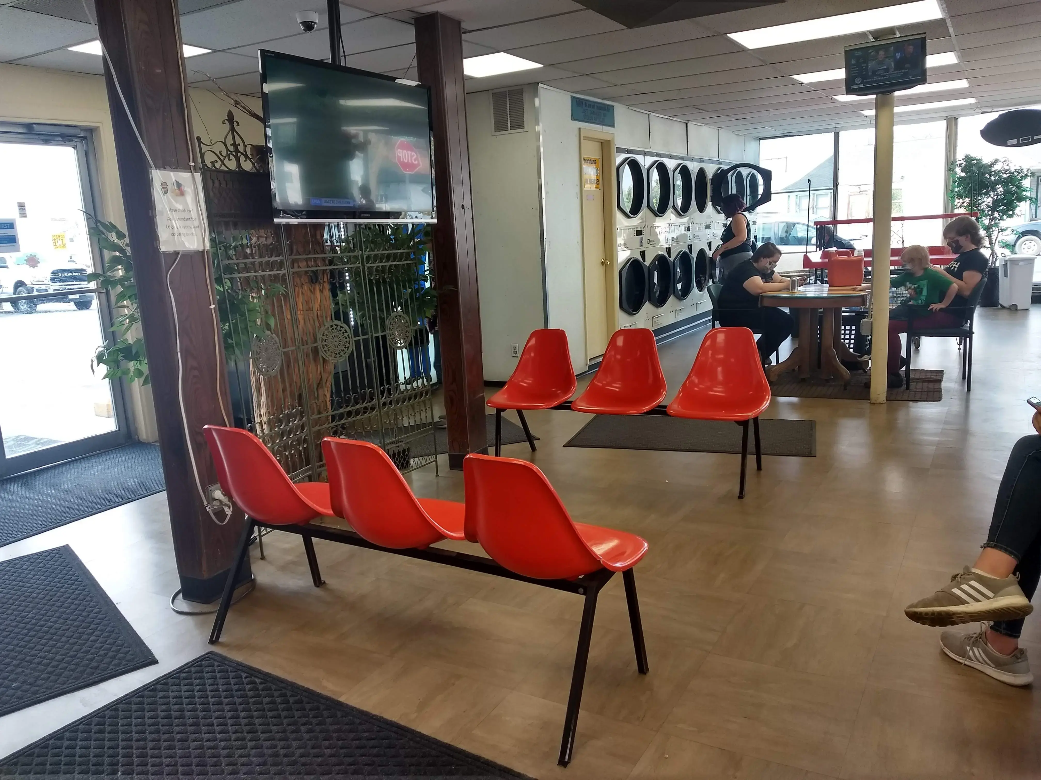 Spic and Span Laundromat thumbnail 19