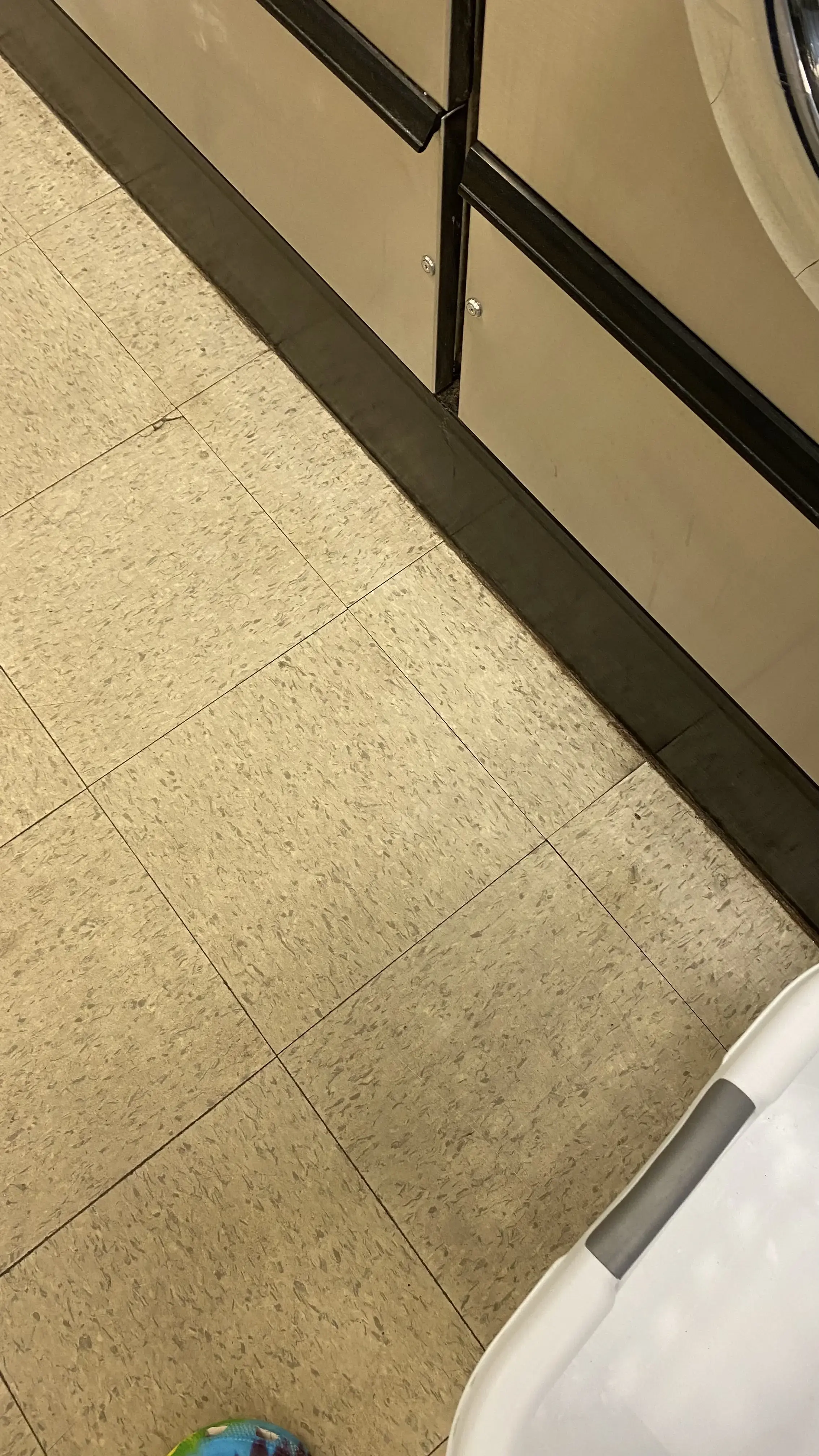 Spin Brite Laundry & Tanning thumbnail 7