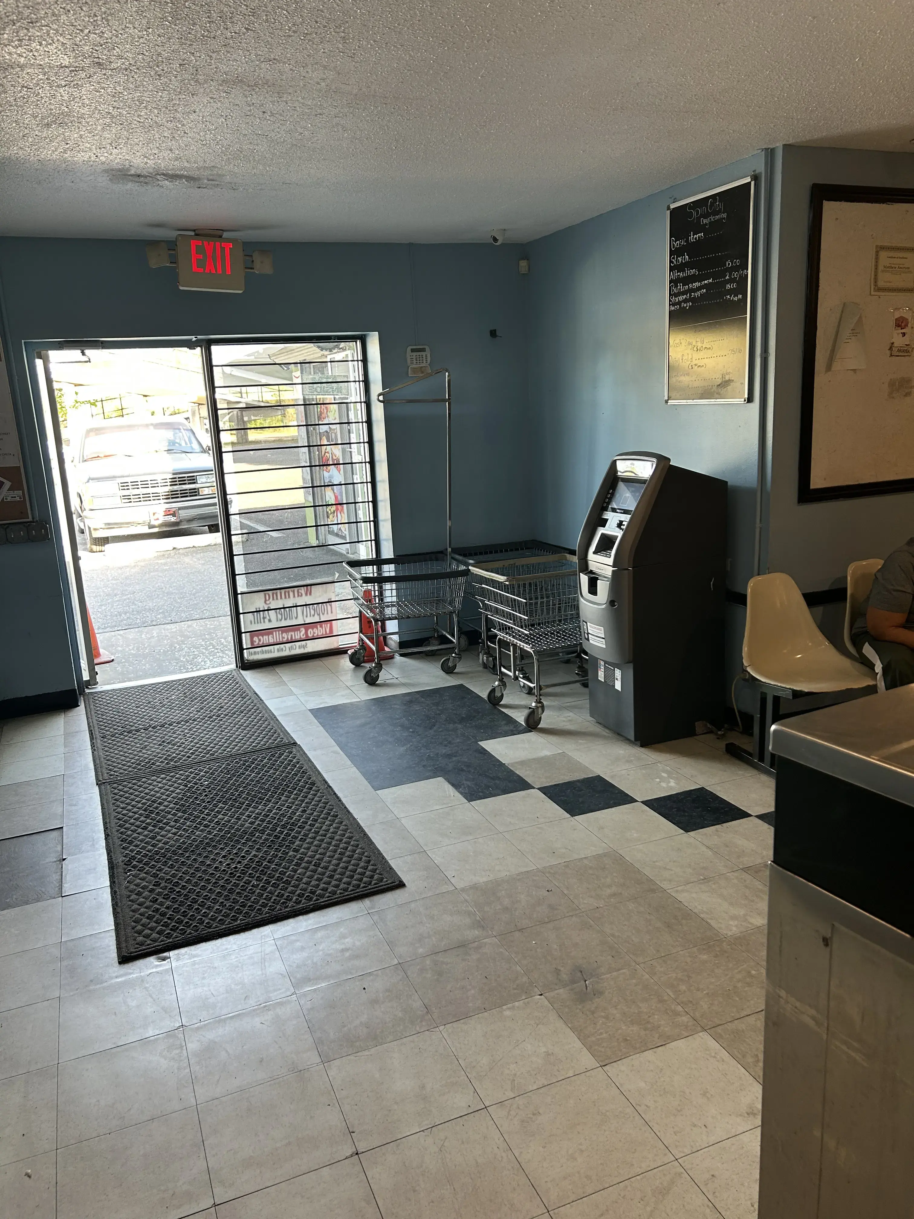 Spin City Coin Laundromat and Dry Cleaning - Image 4