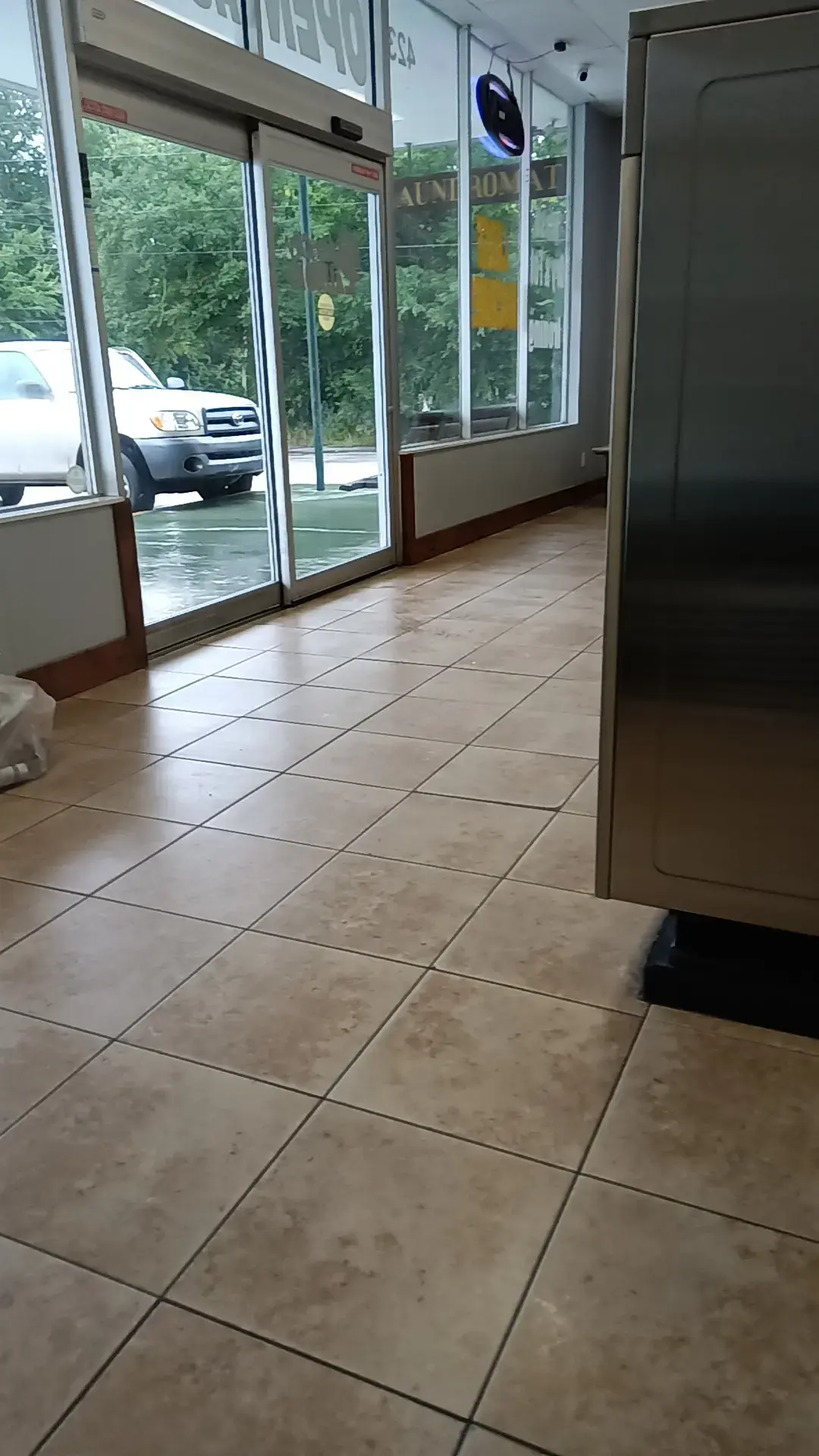 Spin City Laundry - Image 10