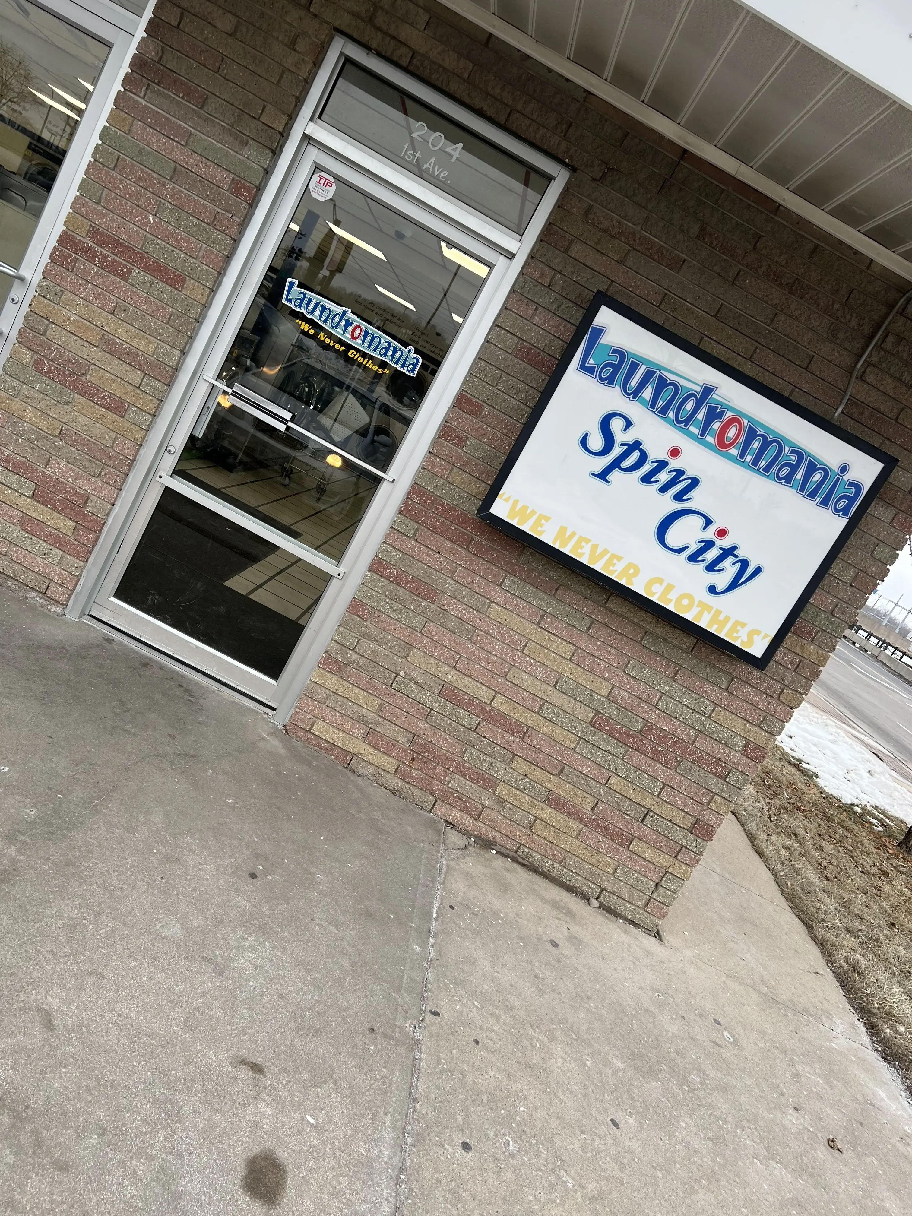 Spin City Laundry: Laundromania Coralville - Image 14