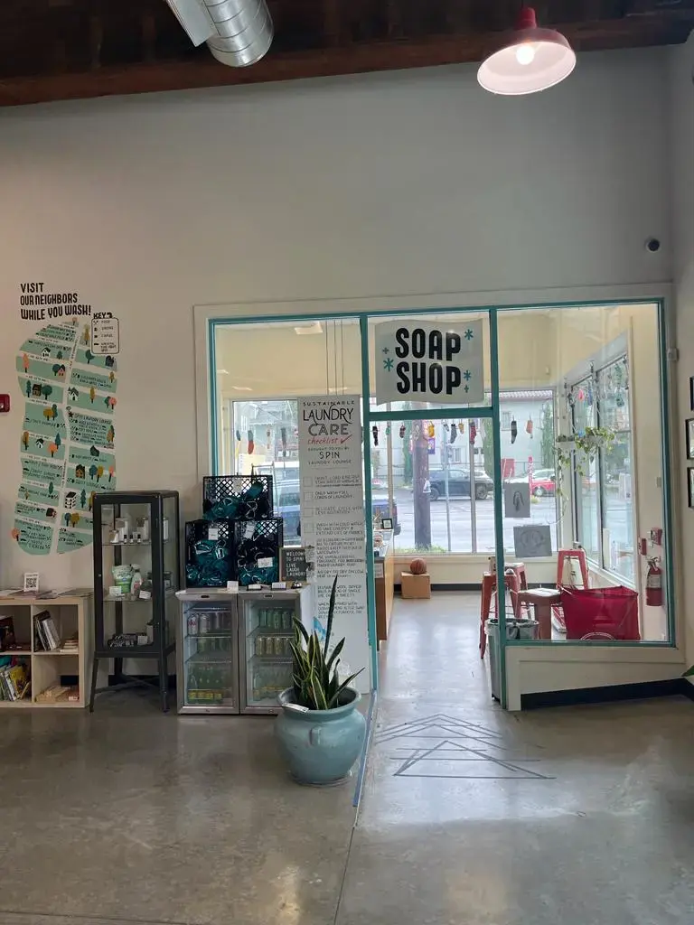 Spin Laundry Lounge - Image 4