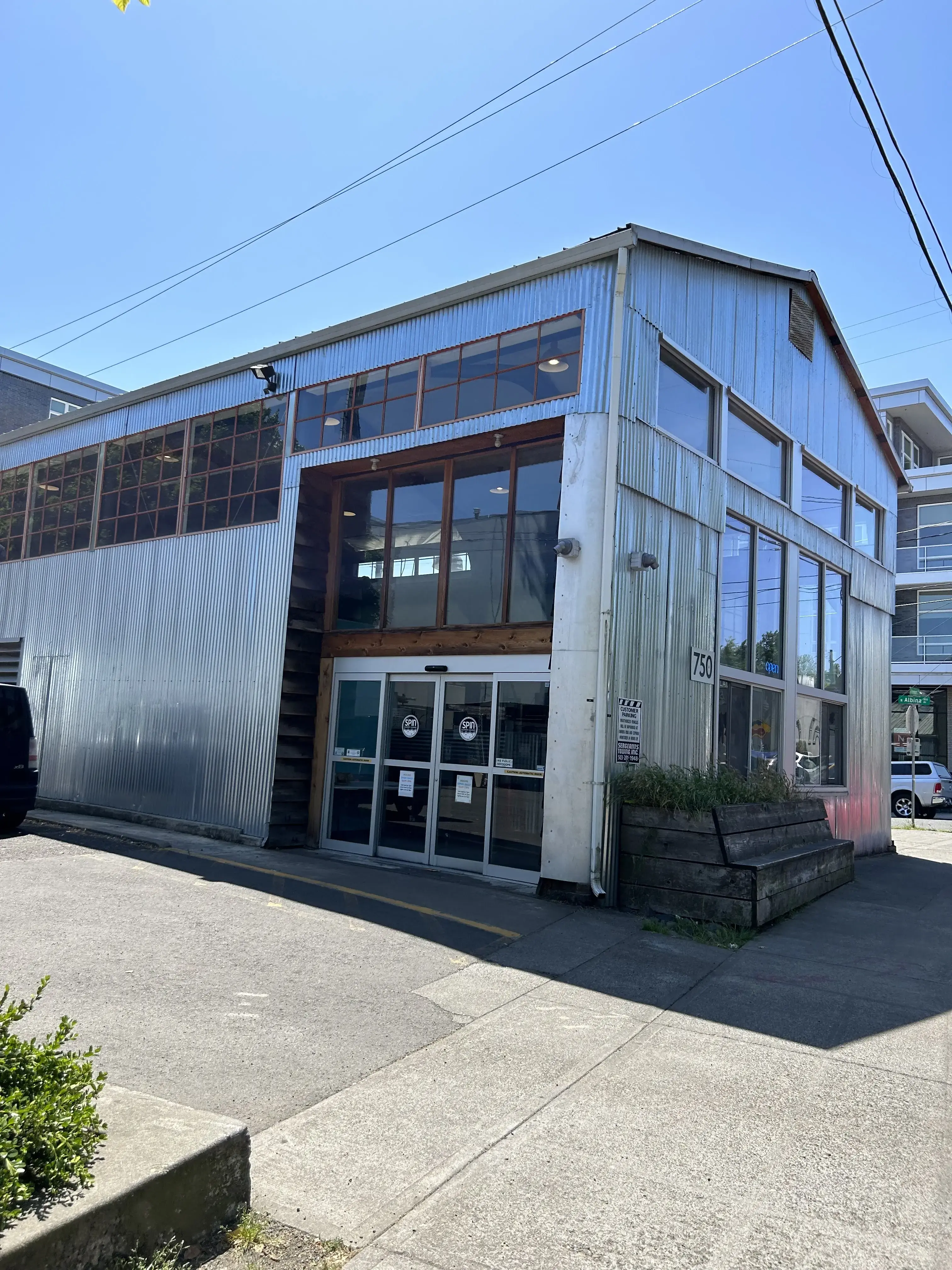 Spin Laundry Lounge - Image 3