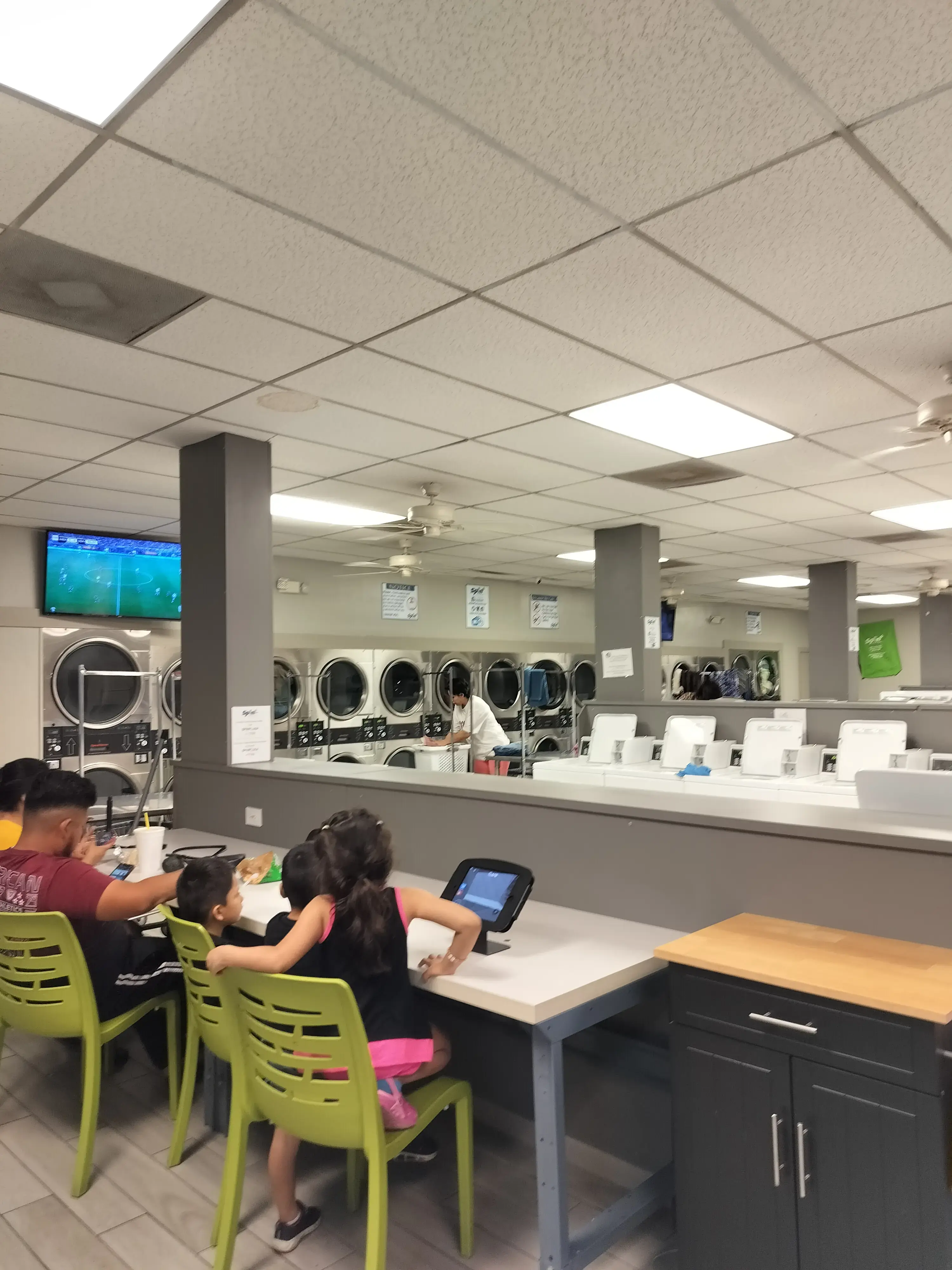Spin Plus Laundromat thumbnail 12