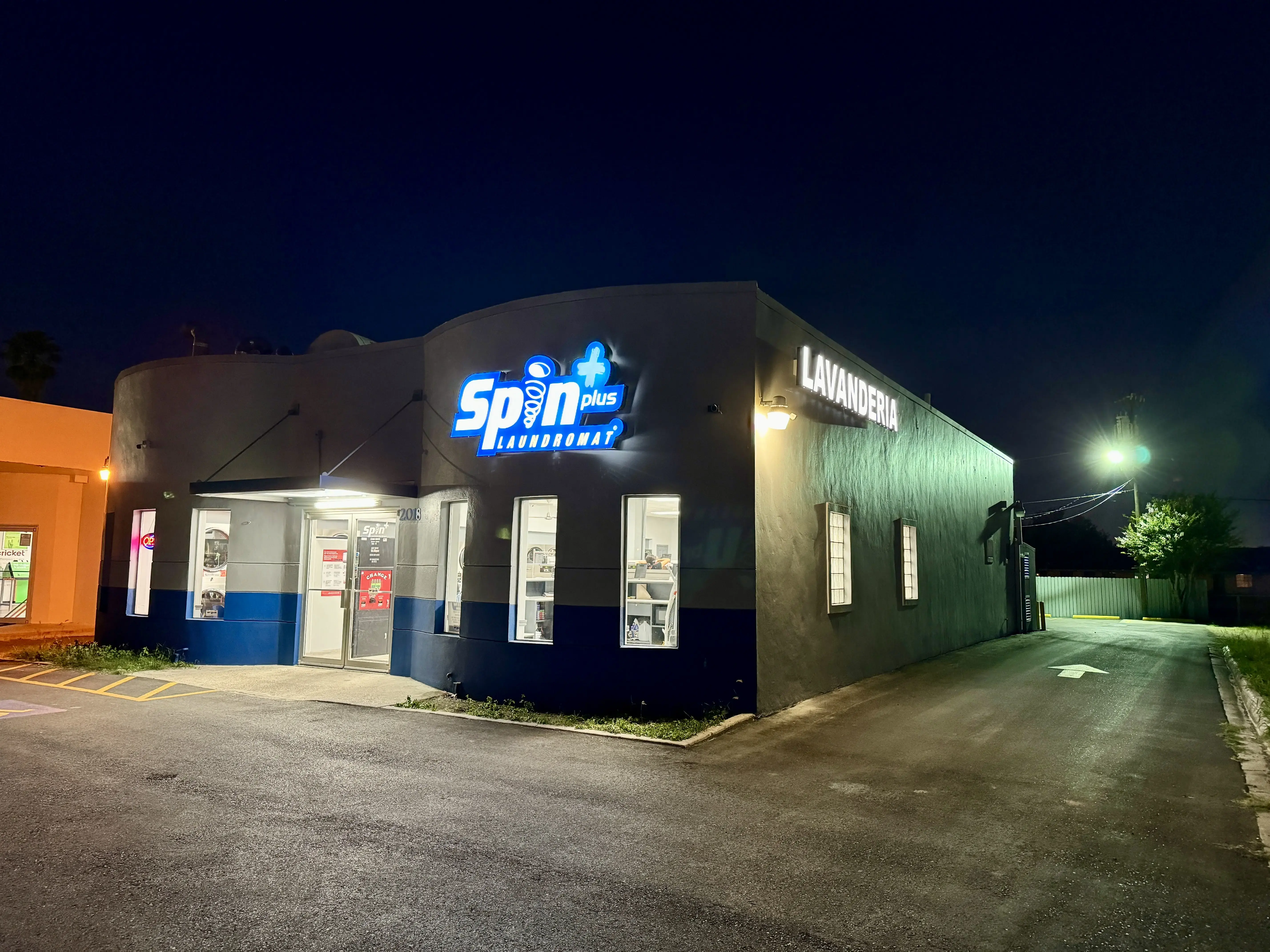 Spin Plus Laundromat thumbnail 3