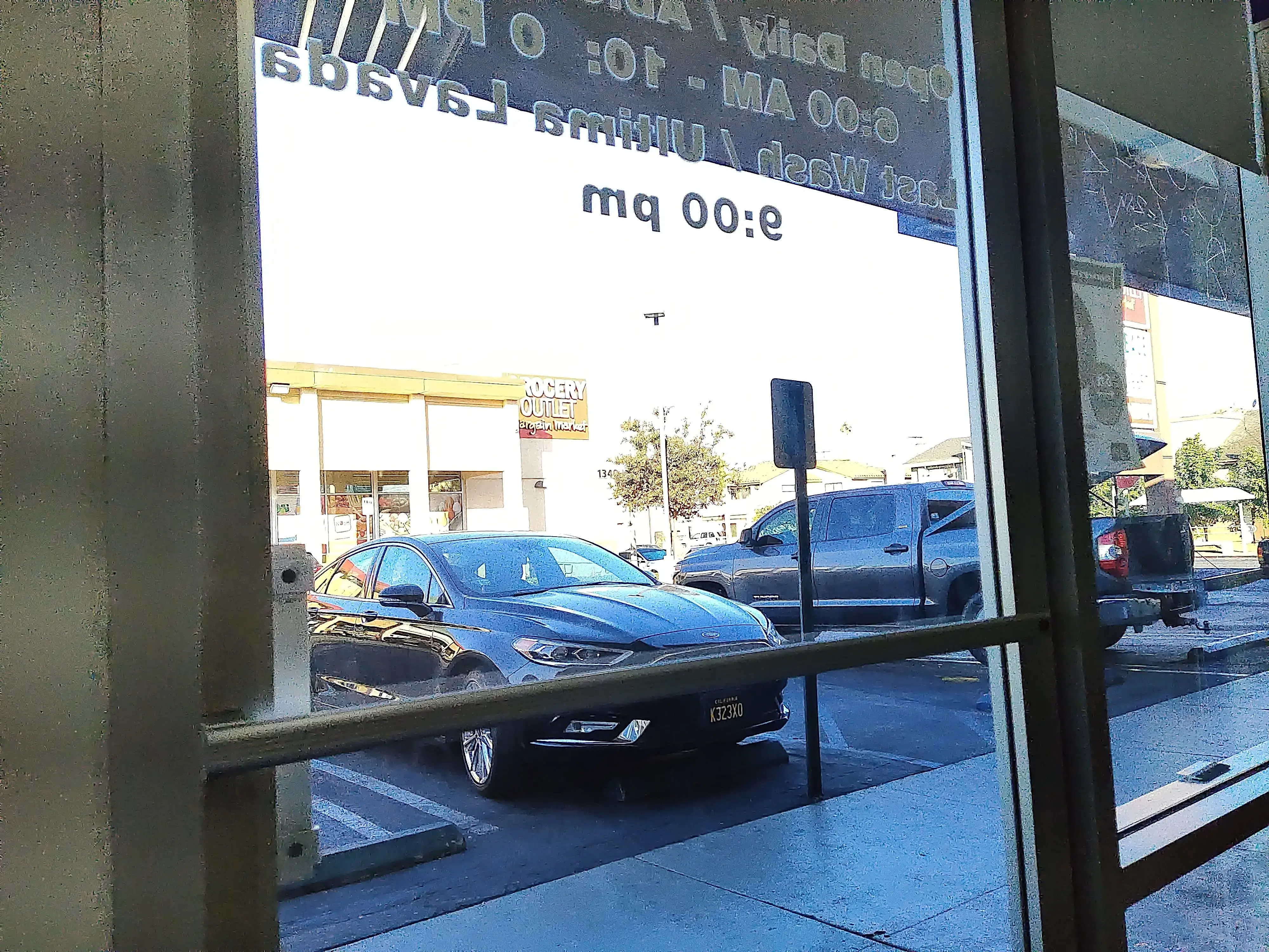 Spin-Zone Coin Laundry - Image 18