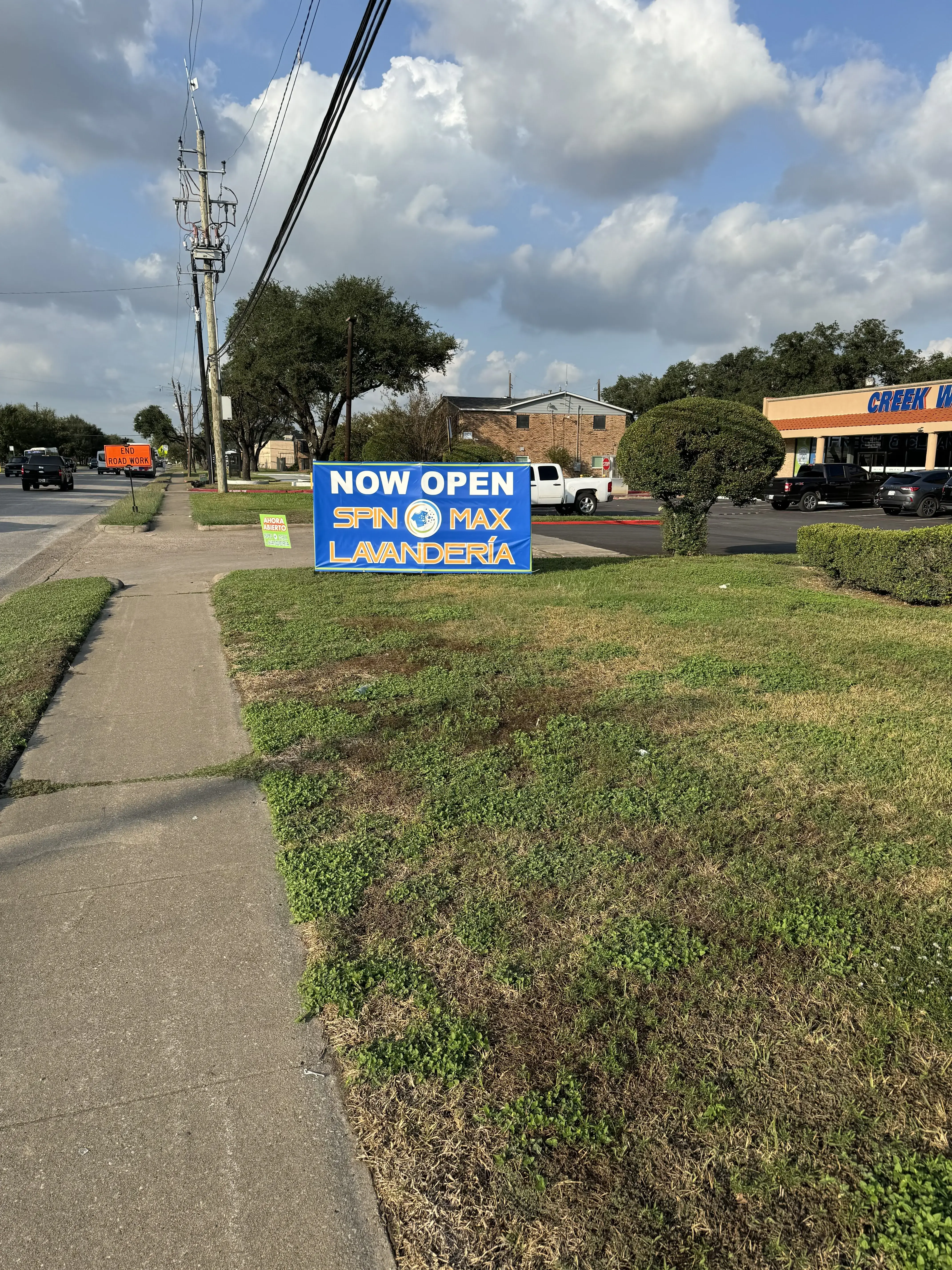 SpinMax Lavanderia/Laundromat & Wash, Dry & Fold Center-Pecan Park/Park Place thumbnail 4