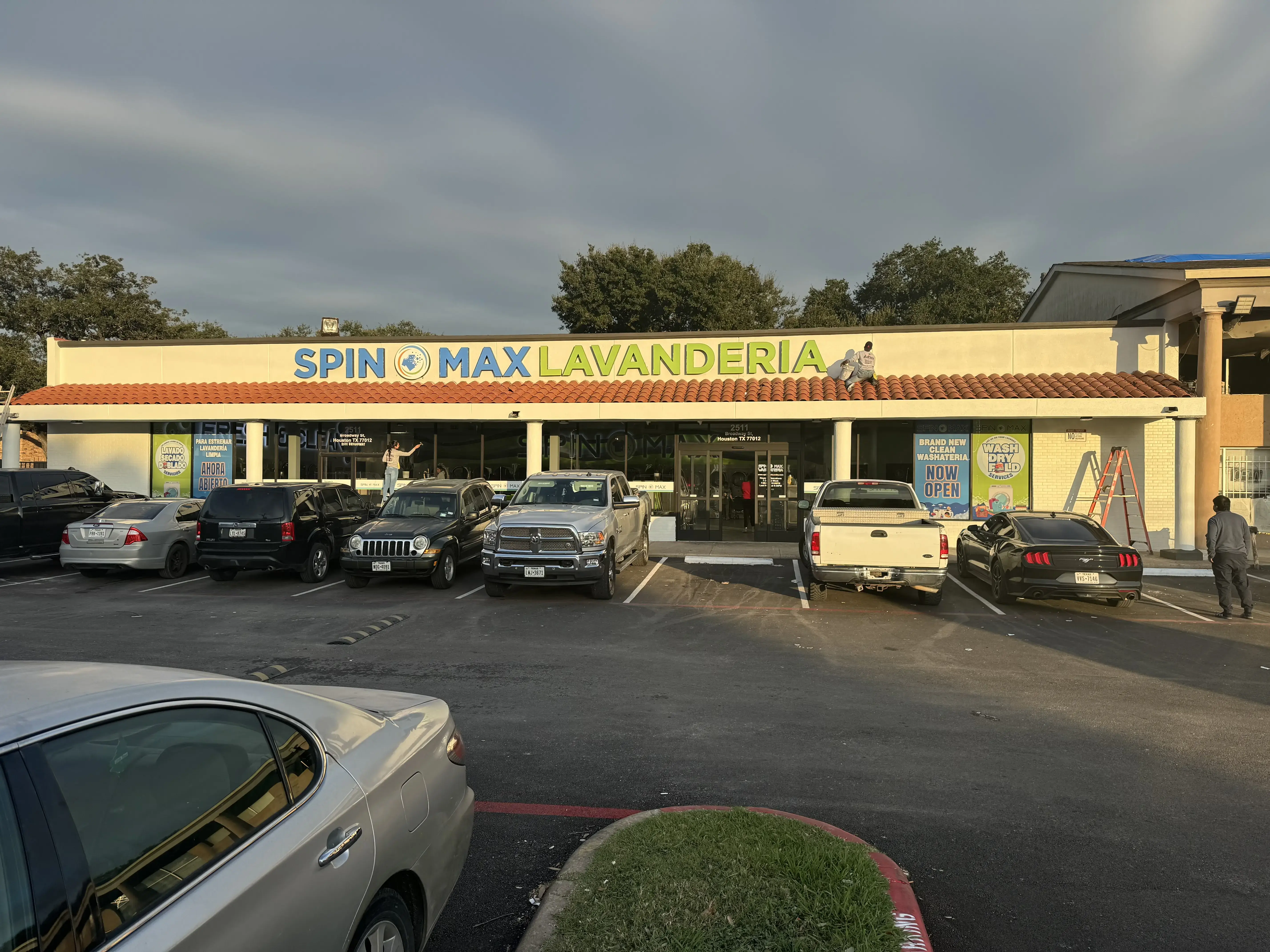 SpinMax Lavanderia/Laundromat & Wash, Dry & Fold Center-Pecan Park/Park Place - Image 13