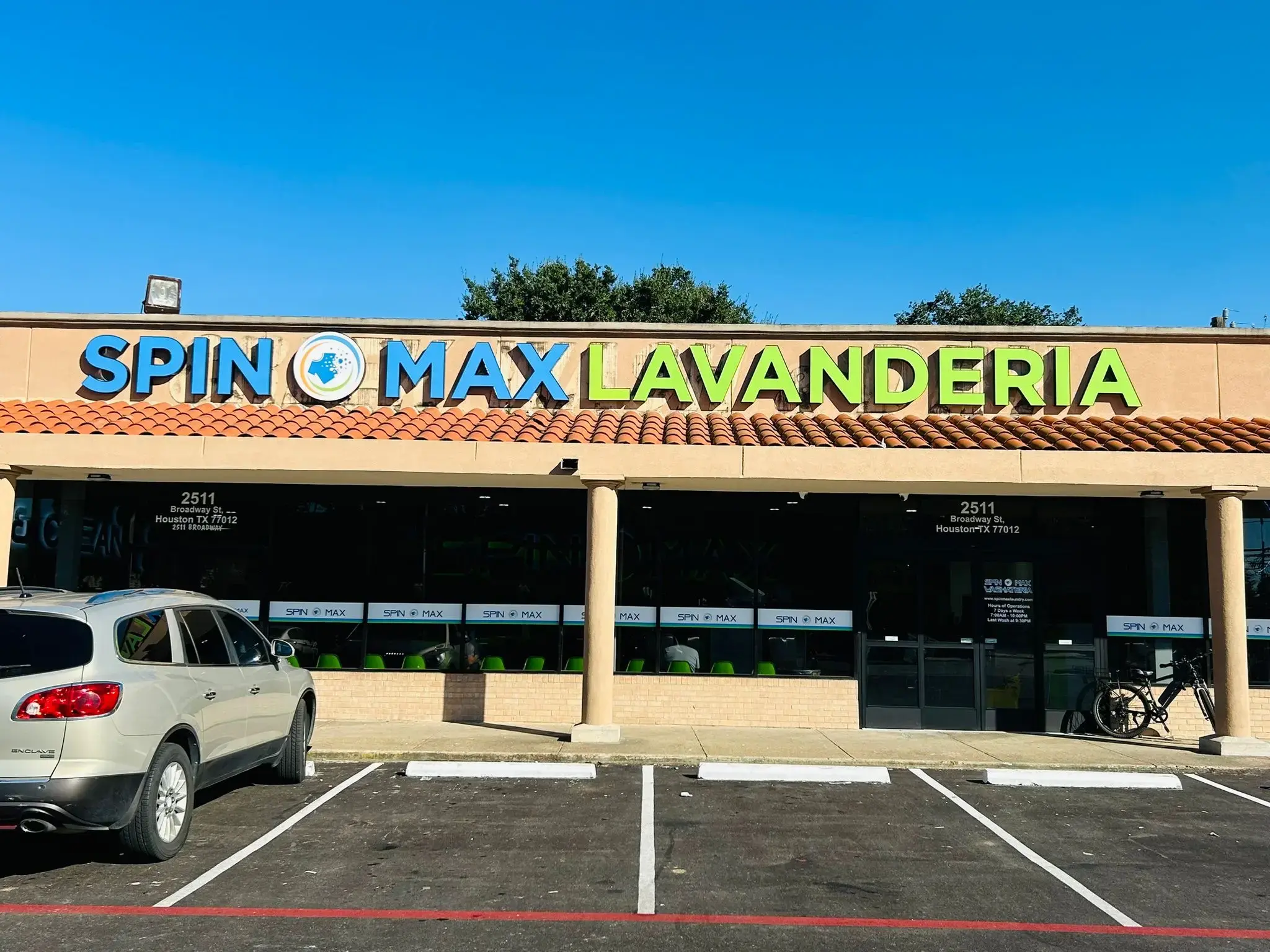 SpinMax Lavanderia/Laundromat & Wash, Dry & Fold Center-Pecan Park/Park Place thumbnail 11