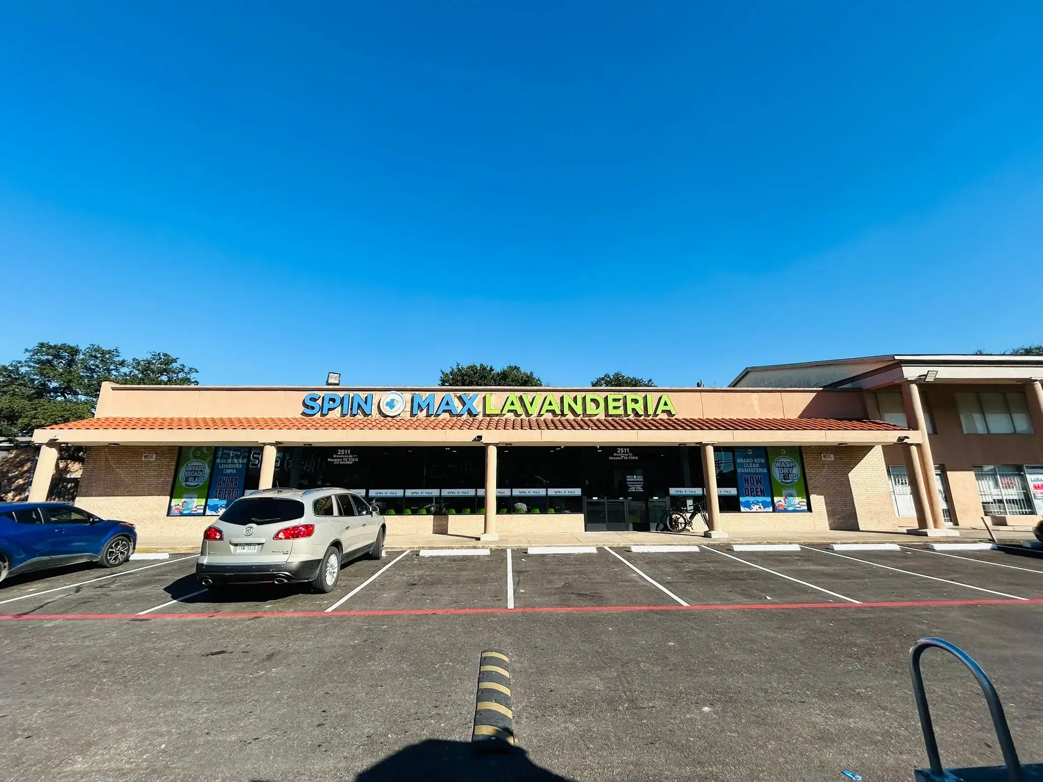SpinMax Lavanderia/Laundromat & Wash, Dry & Fold Center-Pecan Park/Park Place - Image 2