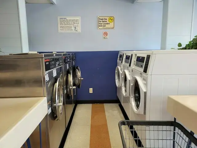 Spinners Coin Laundry - Image 15