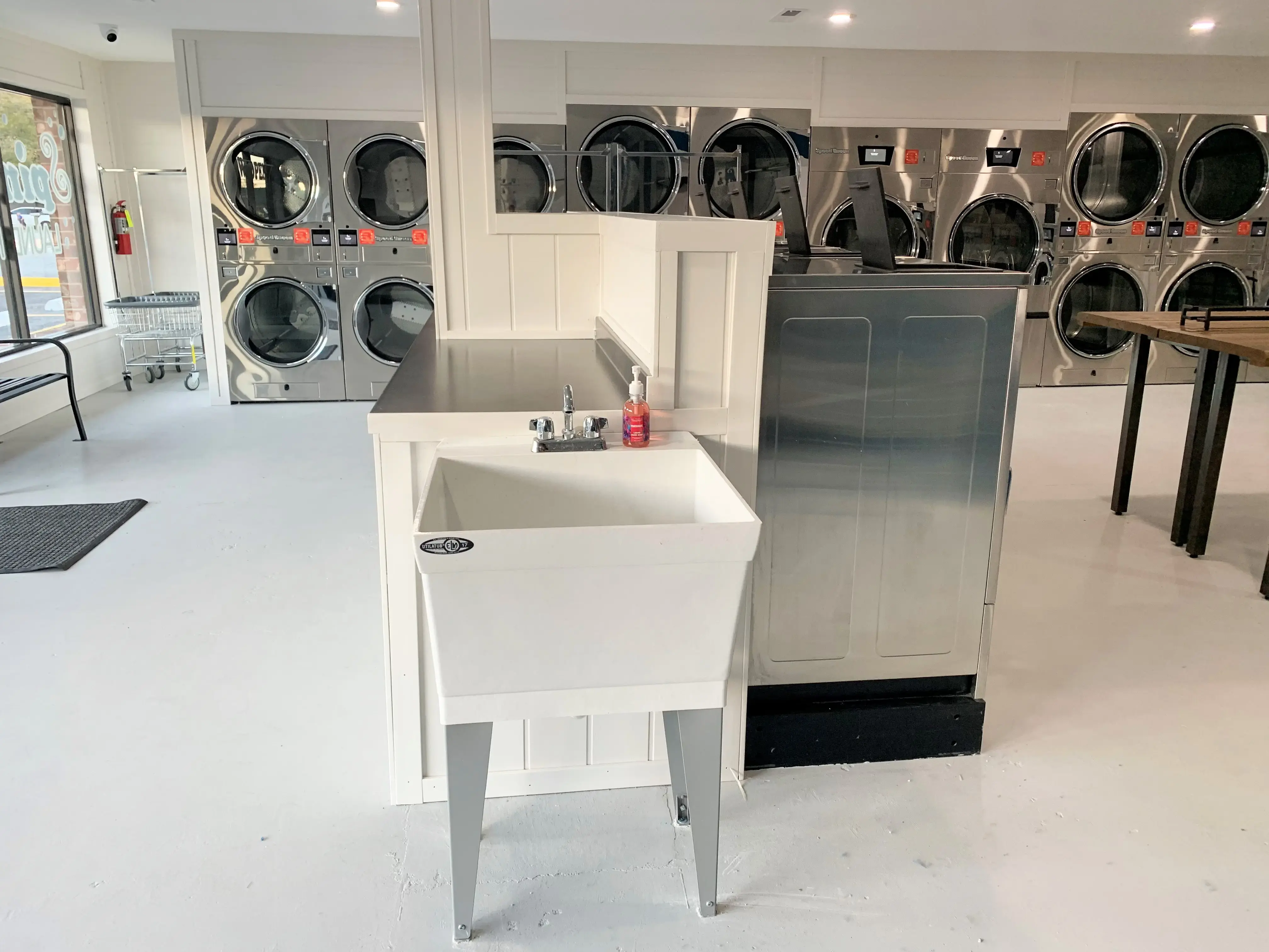 Spinners Laundromat thumbnail 7