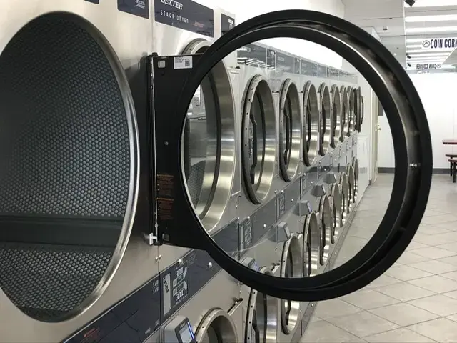 Spinning Suds Laundromat thumbnail 8