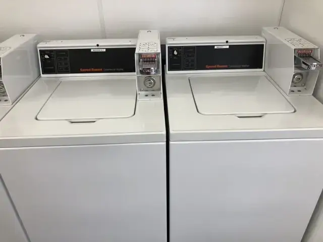 Spinning Suds Laundromat thumbnail 9