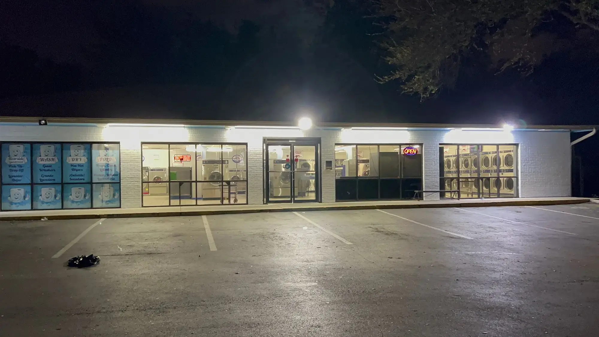 Spins Laundromat - Image 1