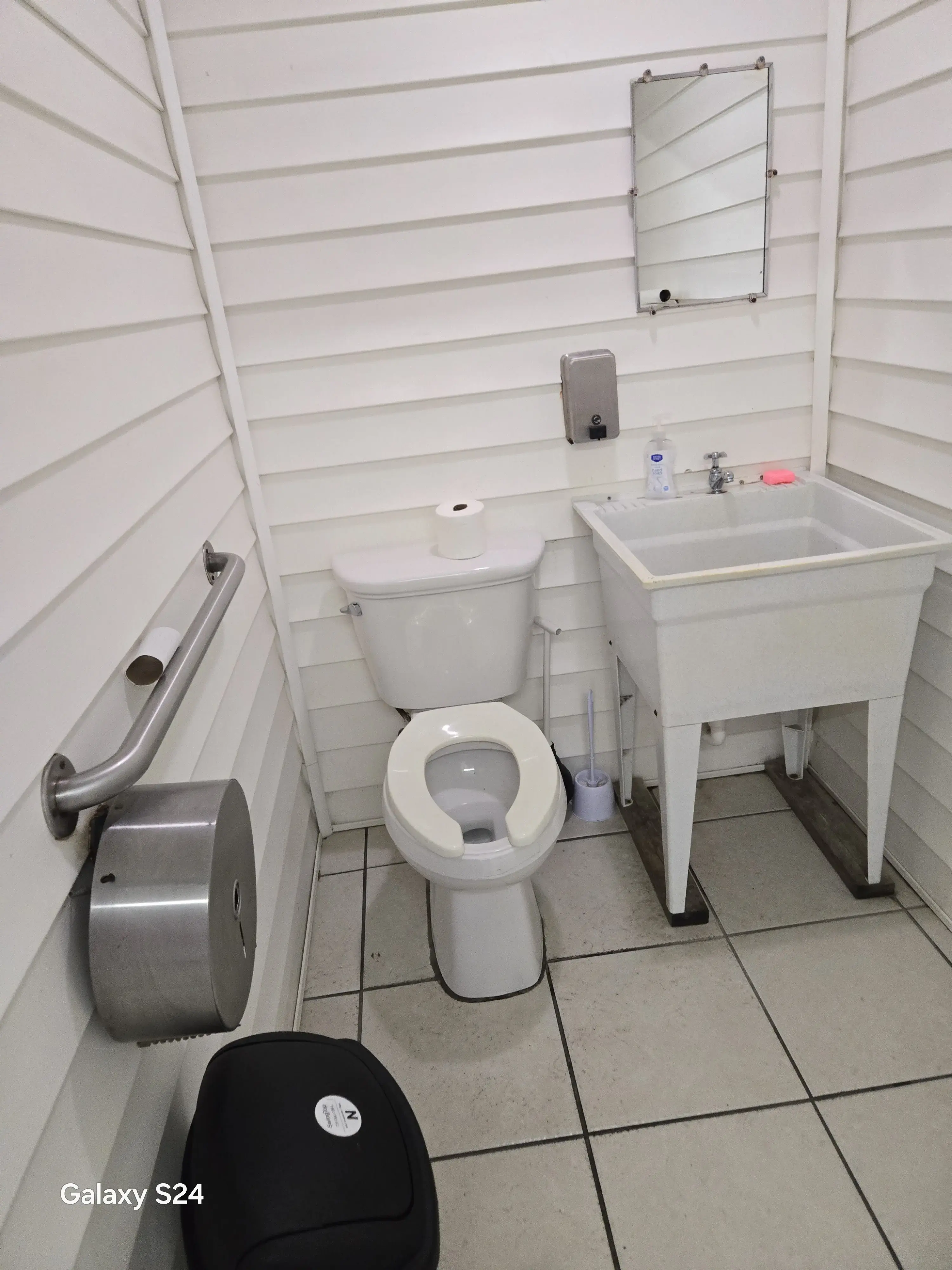 Spins Laundromat thumbnail 19