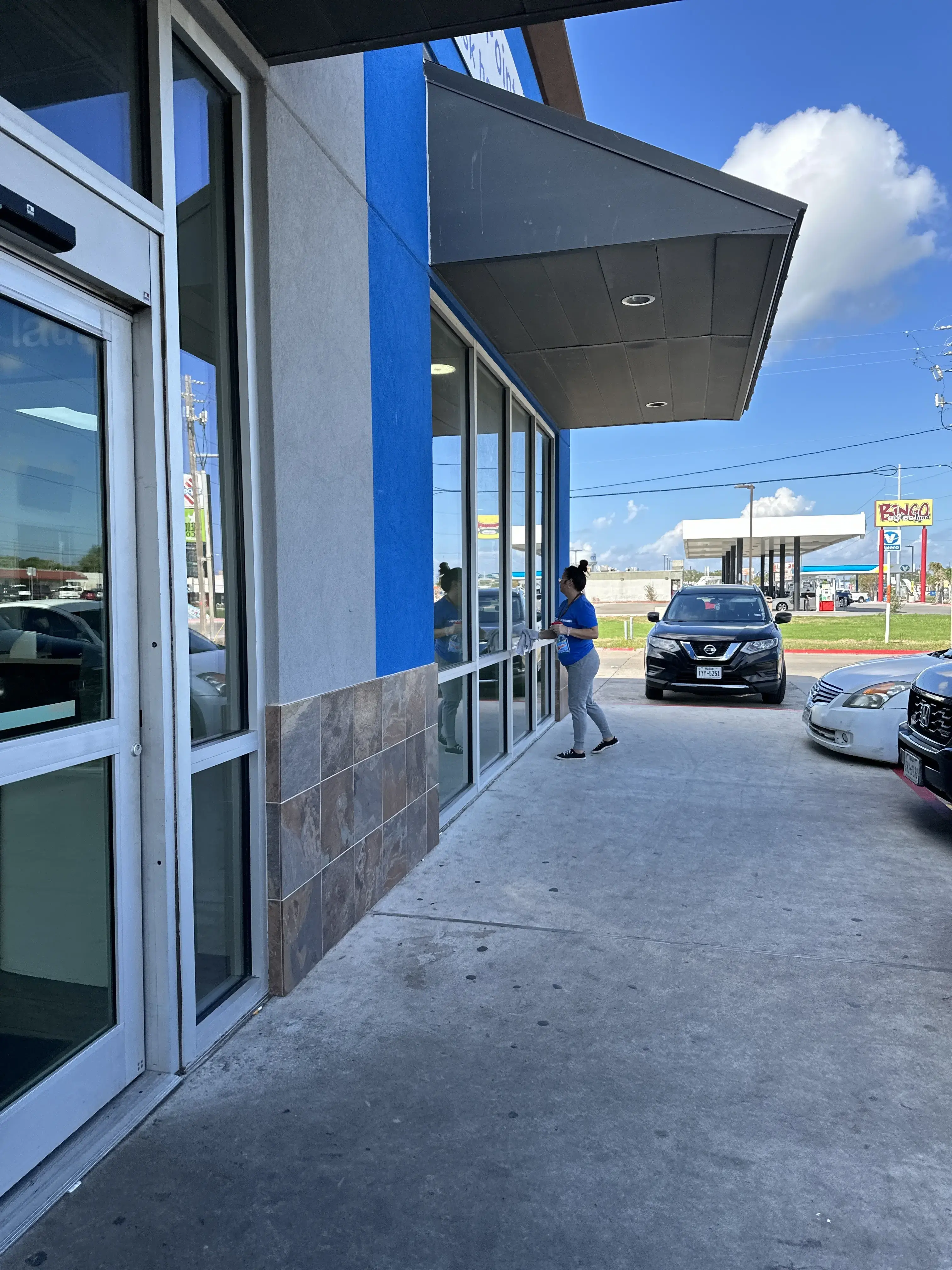 SpinXpress Laundry - Ayers St - Wash & Fold Services thumbnail 9