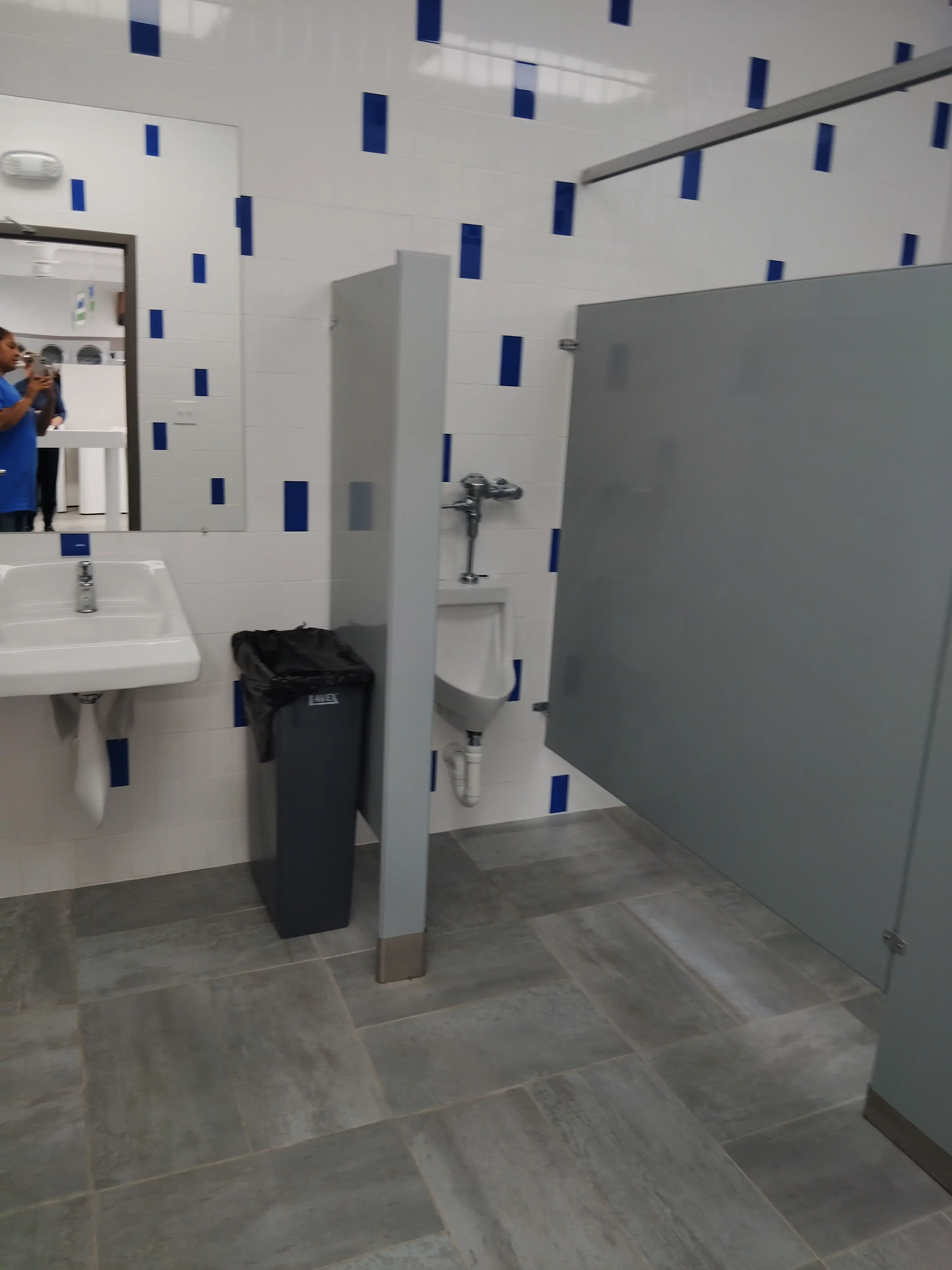 SpinXpress Laundry - Vegas Trail - Wash & Fold Services thumbnail 15