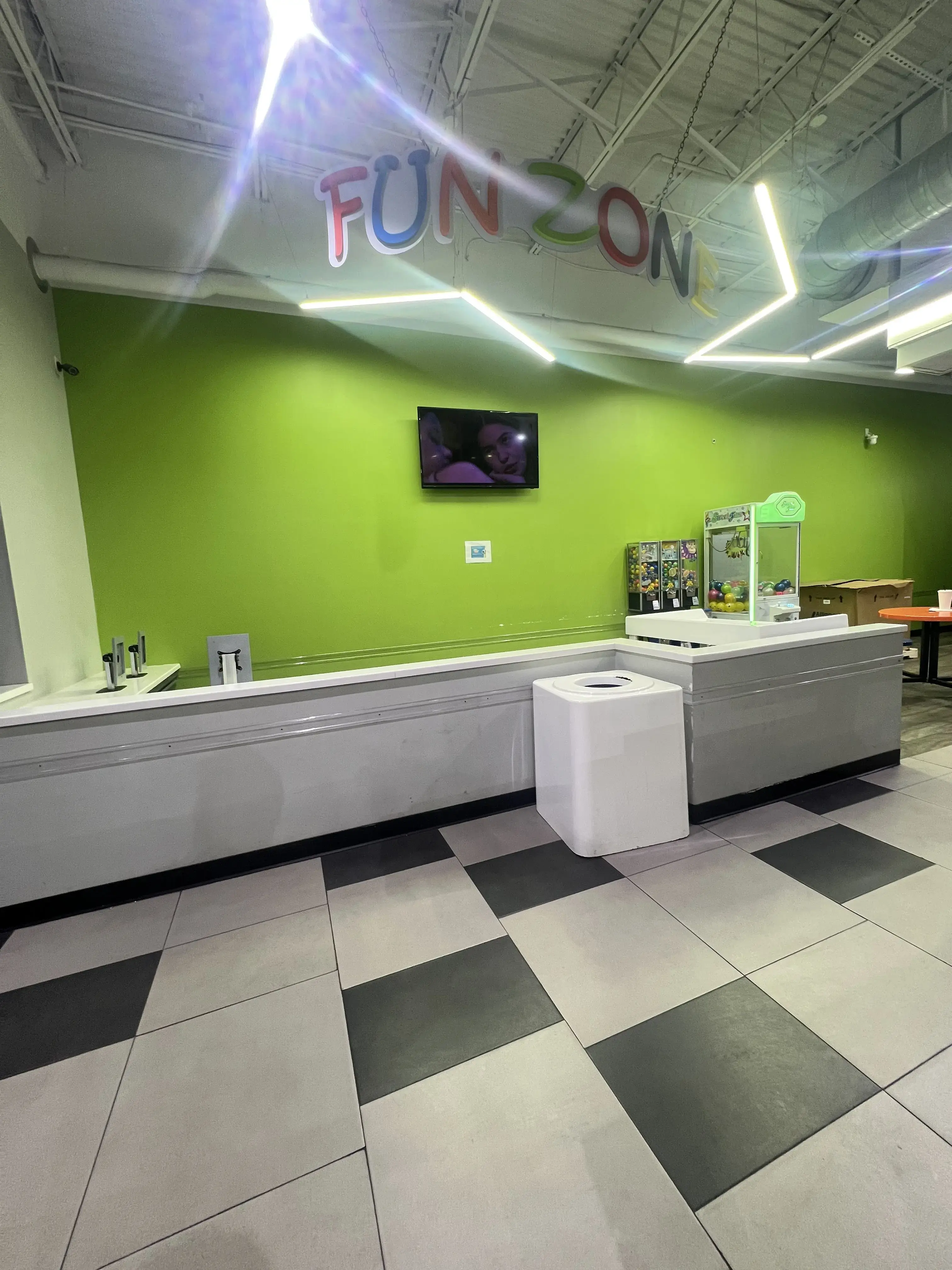 SpinXpress Laundry - W. Commerce St - Wash & Fold Services location