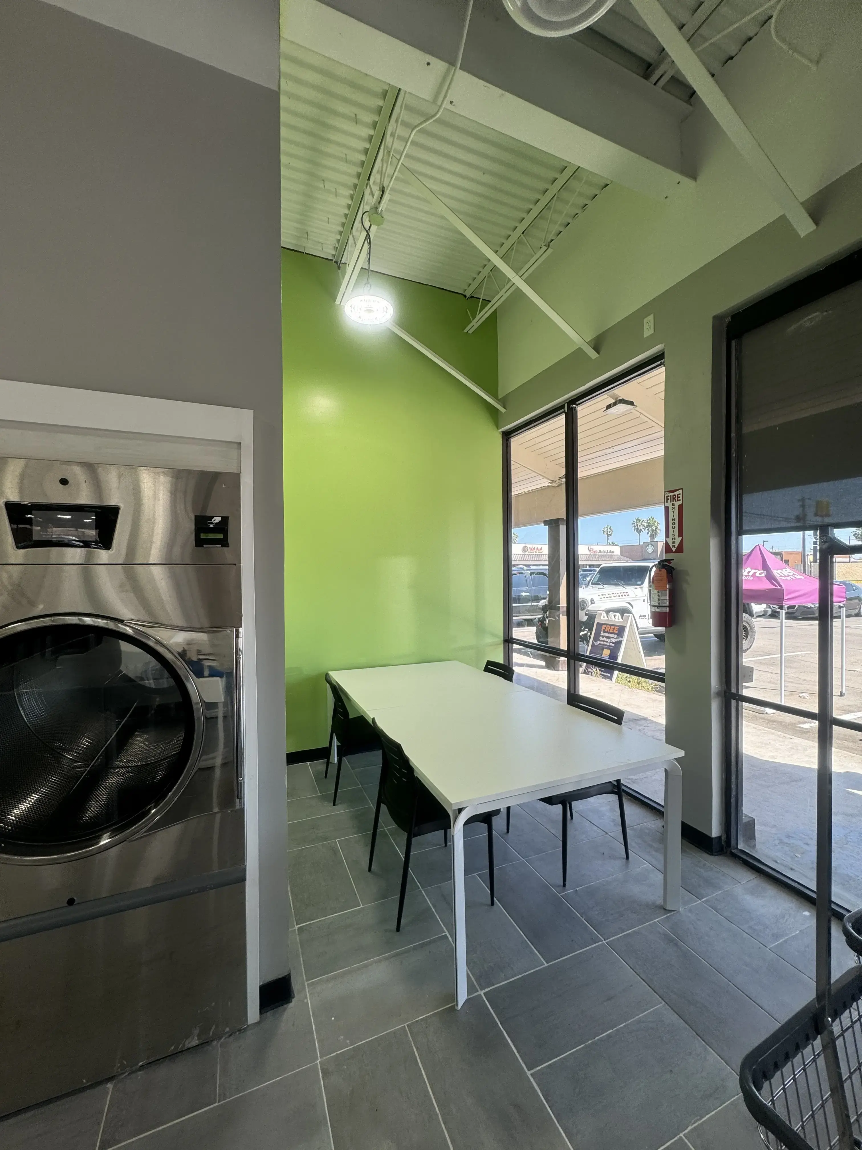 SpinXpress Laundry - Weber Rd - Wash & Fold Services - Image 19
