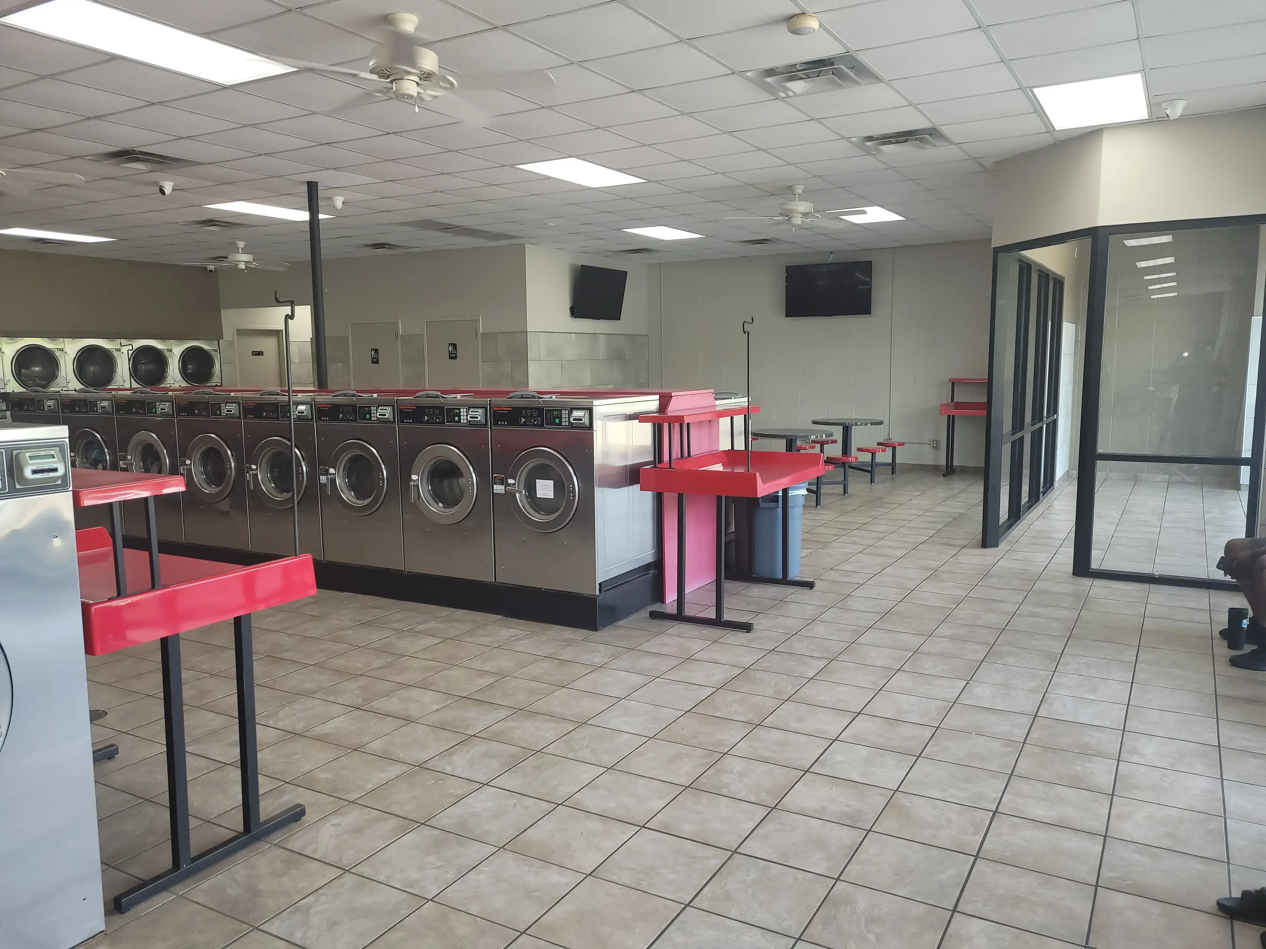 Splash & Dash Laundromat - Image 4