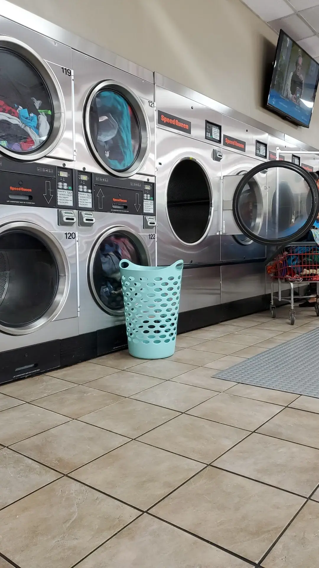 Splash & Dash Laundromat - Image 12