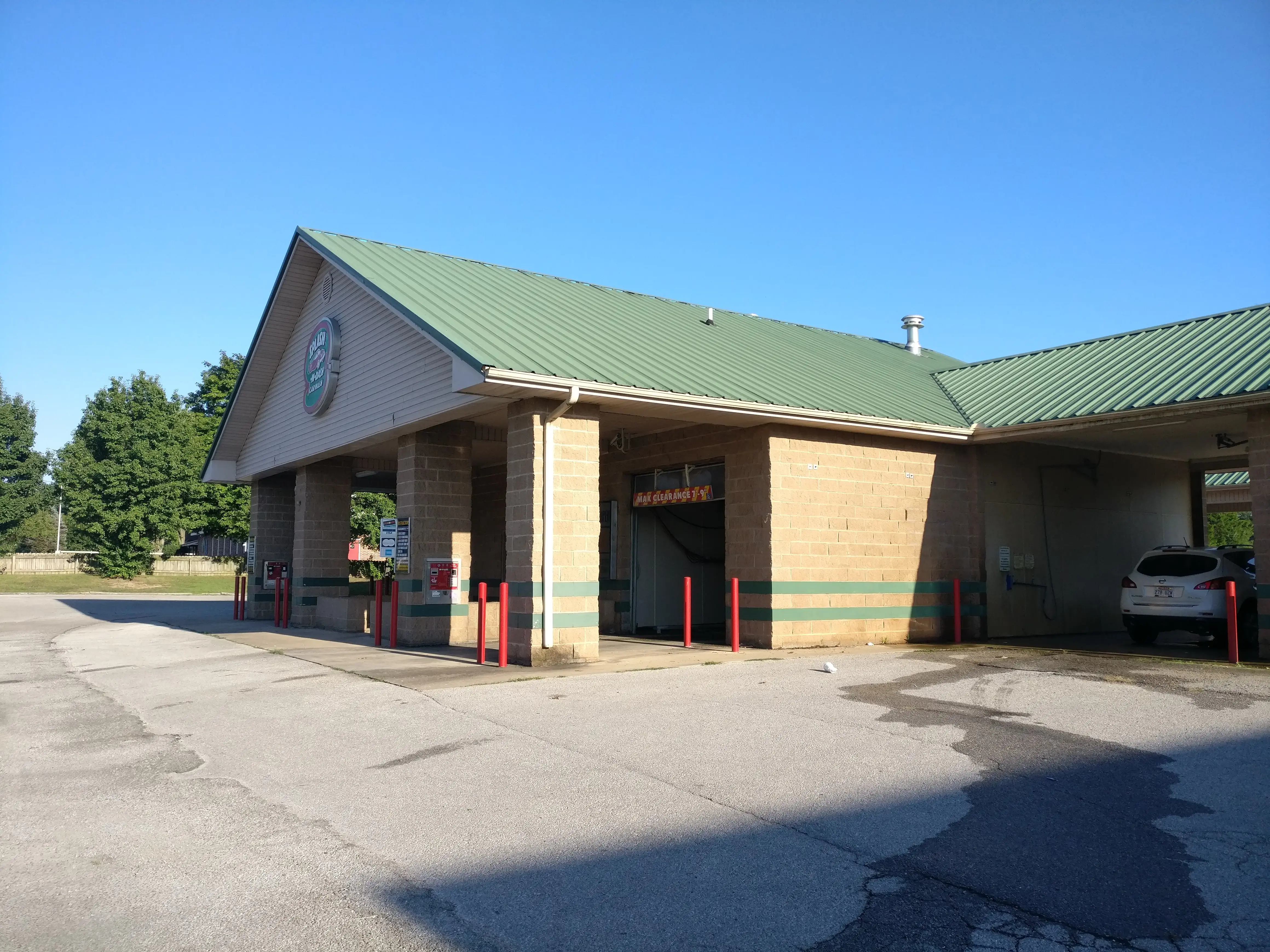 Splash-N-Dash Car Wash and Laundromat - Image 4