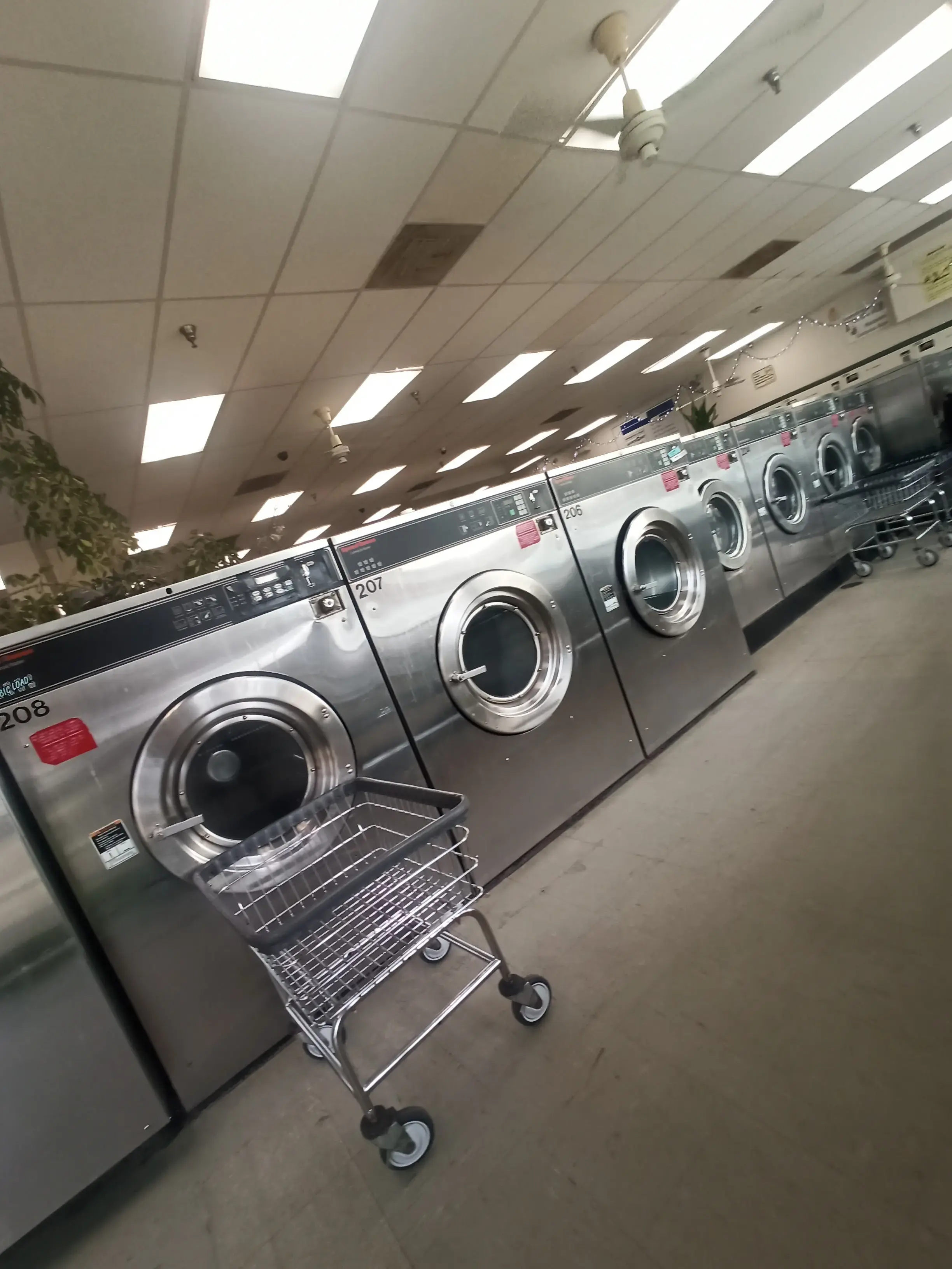 Springfield Plaza Laundromat & Cleaners - Image 4