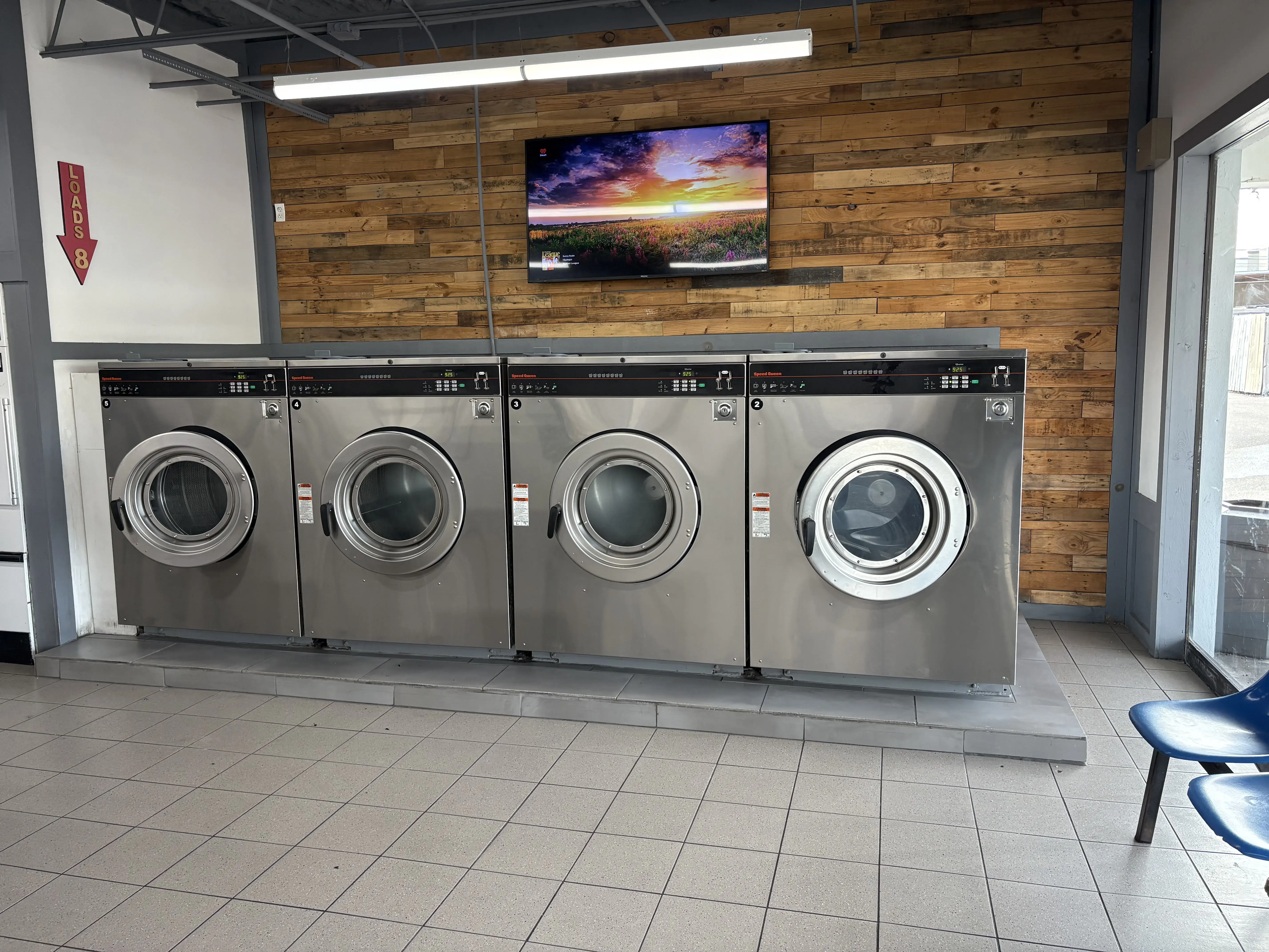 Square Bubbles Laundromat Busch - Image 17