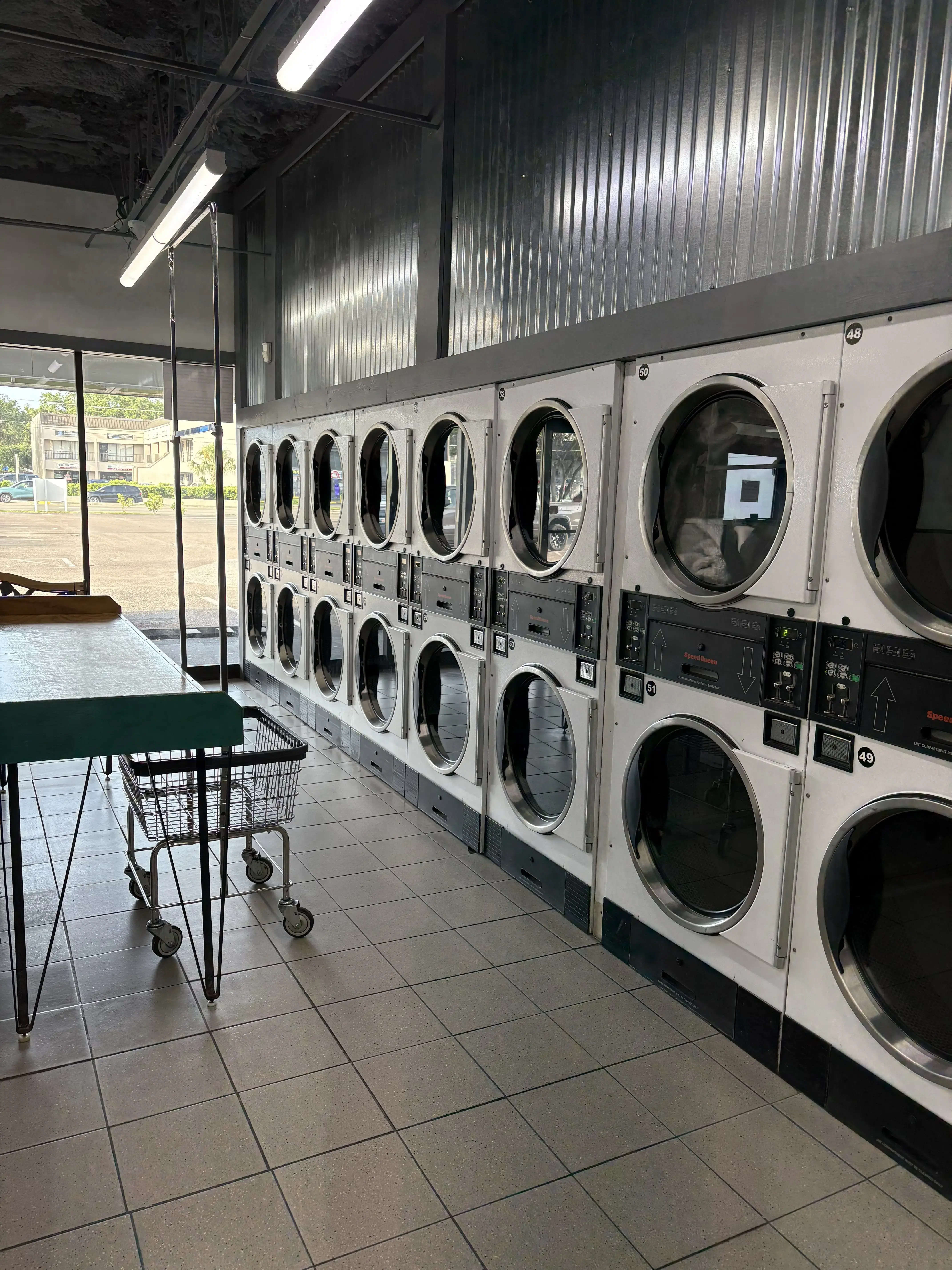 Square Bubbles Laundromat Busch - Image 5