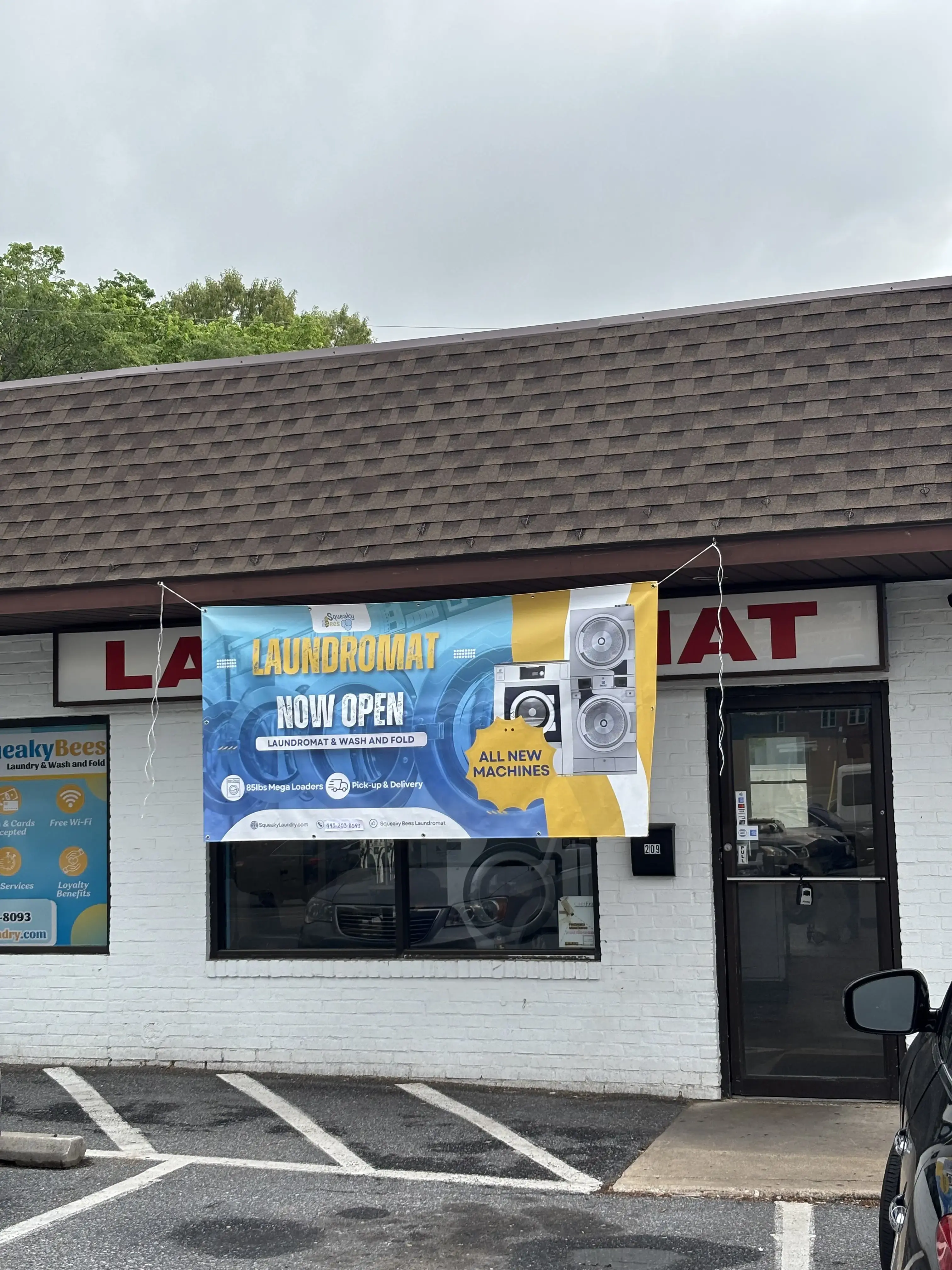 Squeaky Bees Laundromat & Wash and Fold thumbnail 3