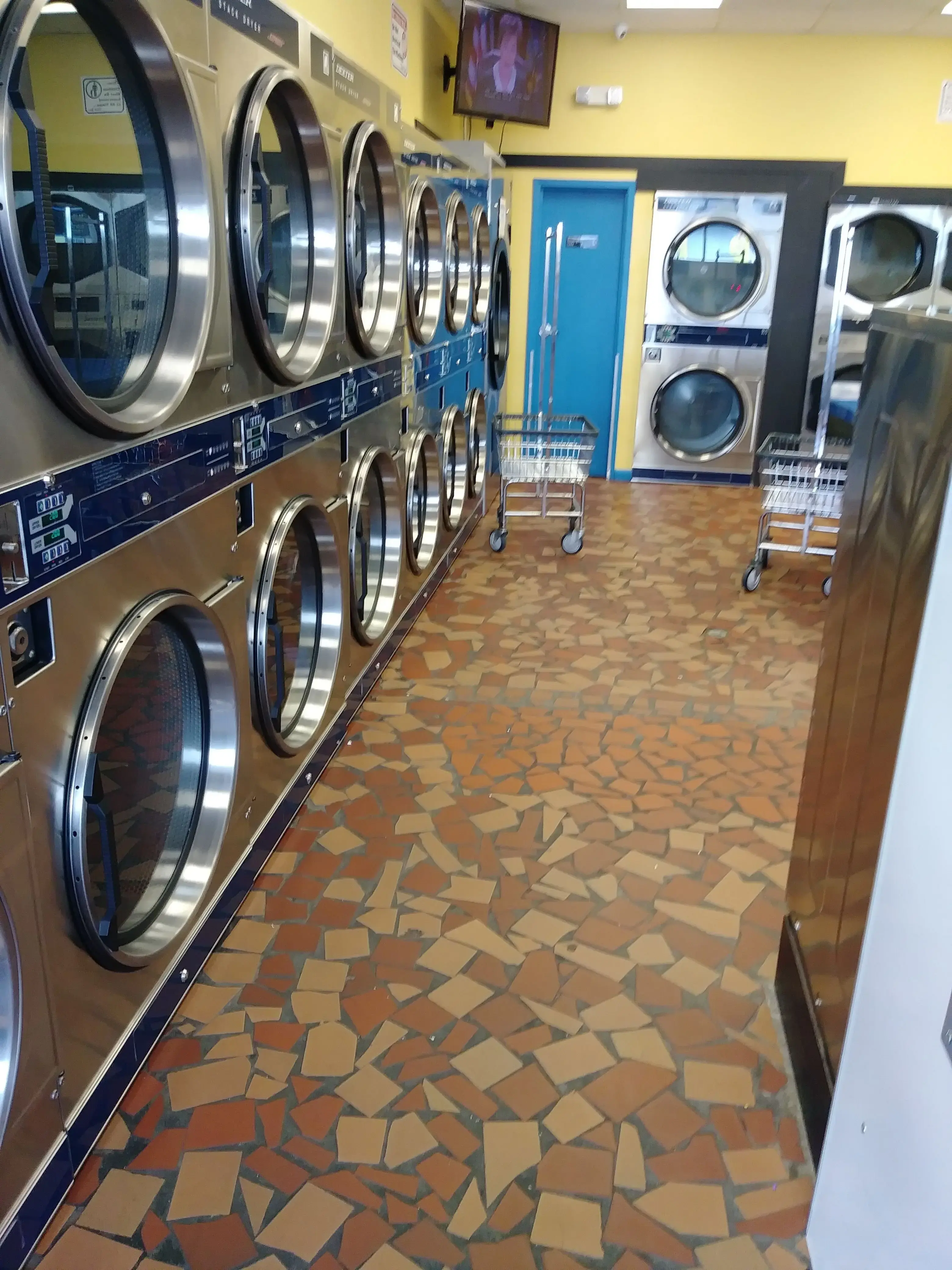 Squeaky Kleen Coin Laundry thumbnail 20