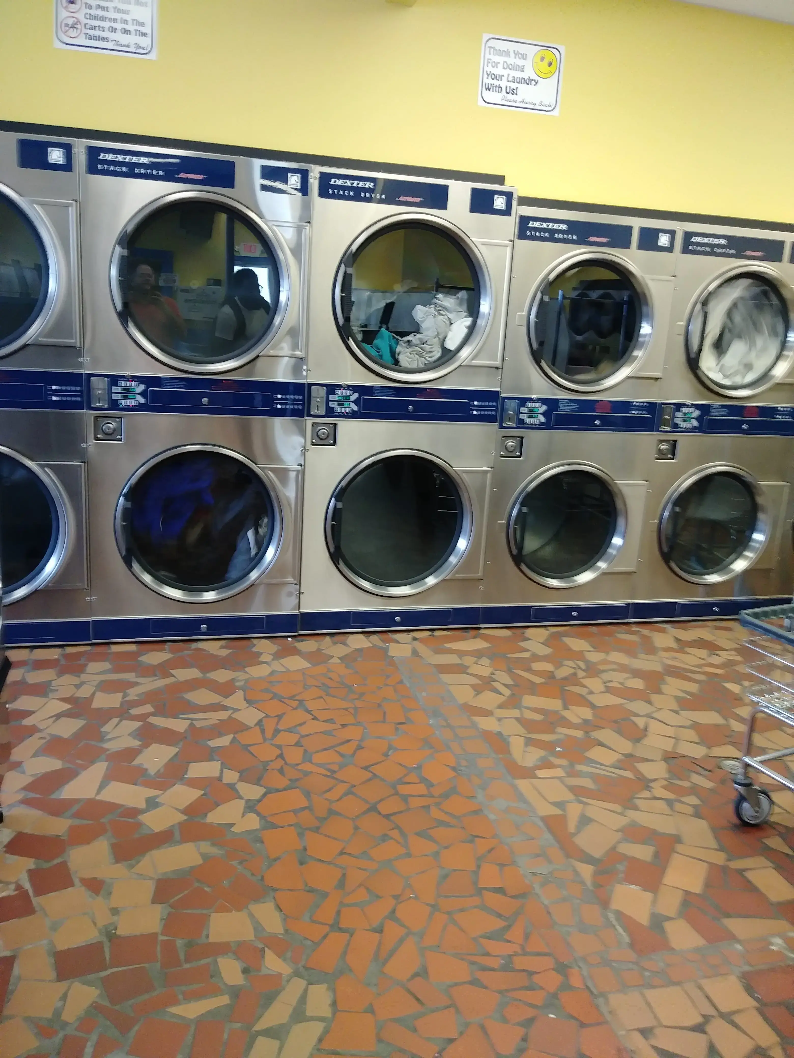 Squeaky Kleen Coin Laundry - Image 13