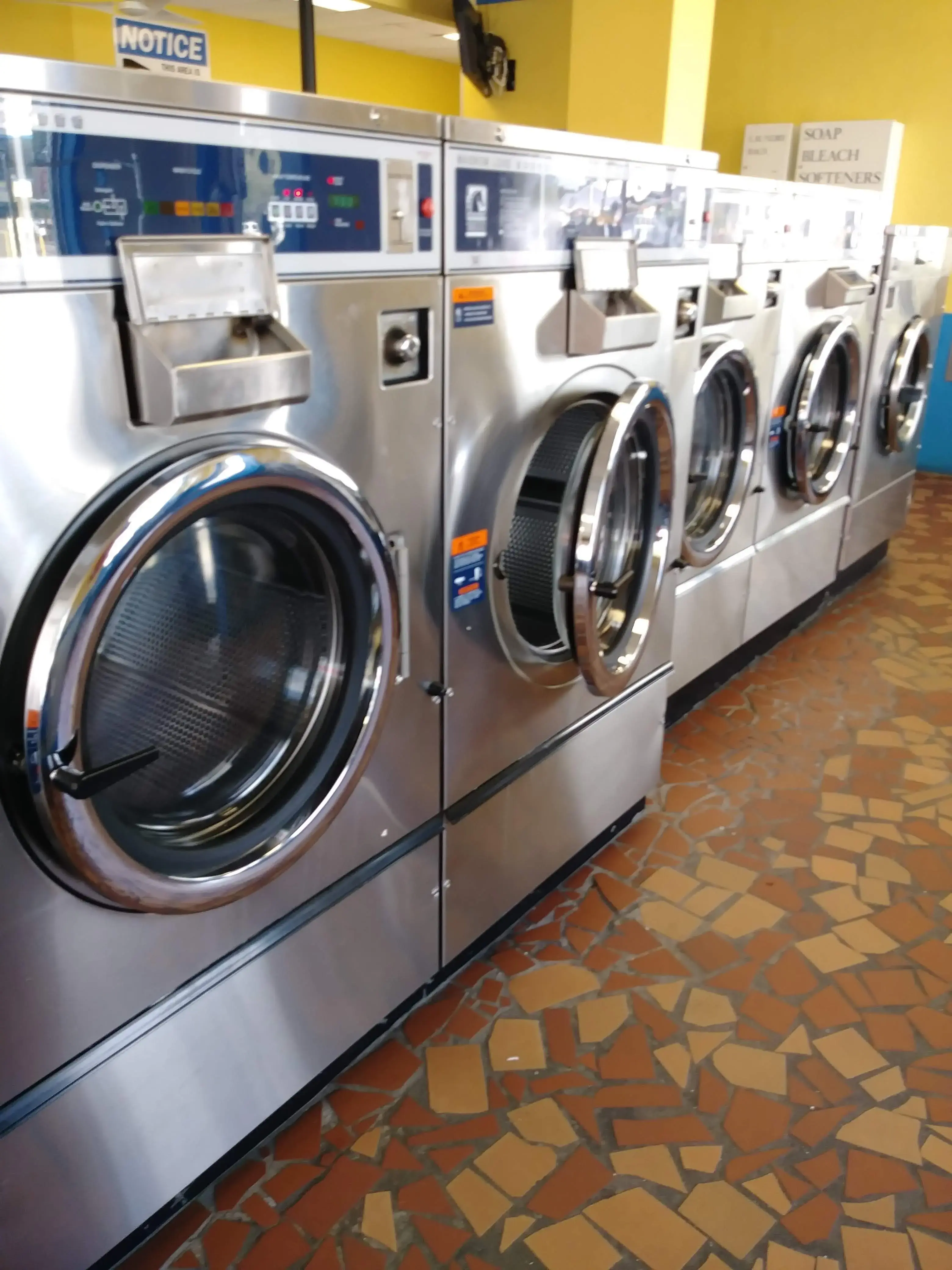 Squeaky Kleen Coin Laundry - Image 17