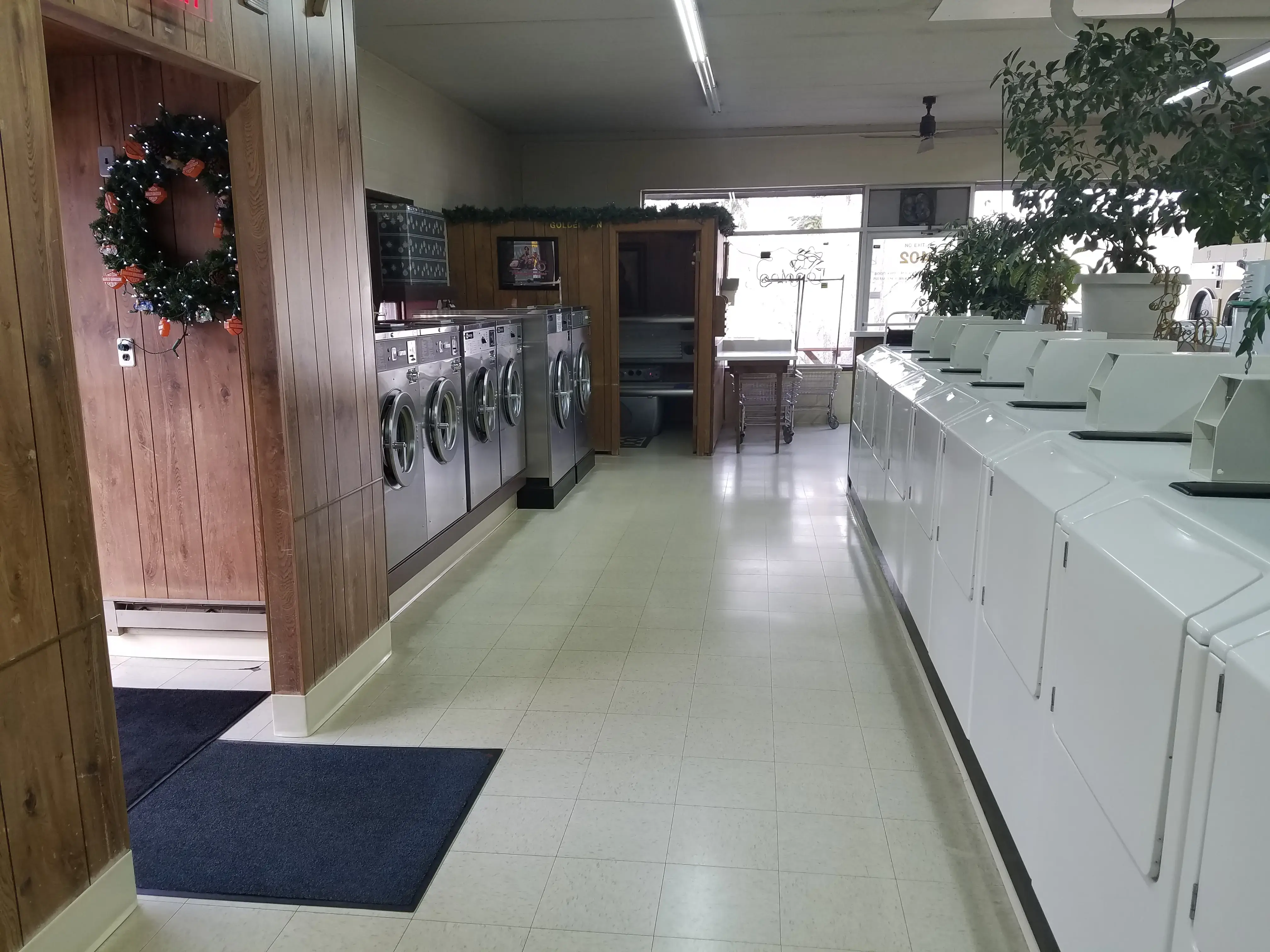 St Croix Laundry & Carwash Laundromat-Tanning - Image 15