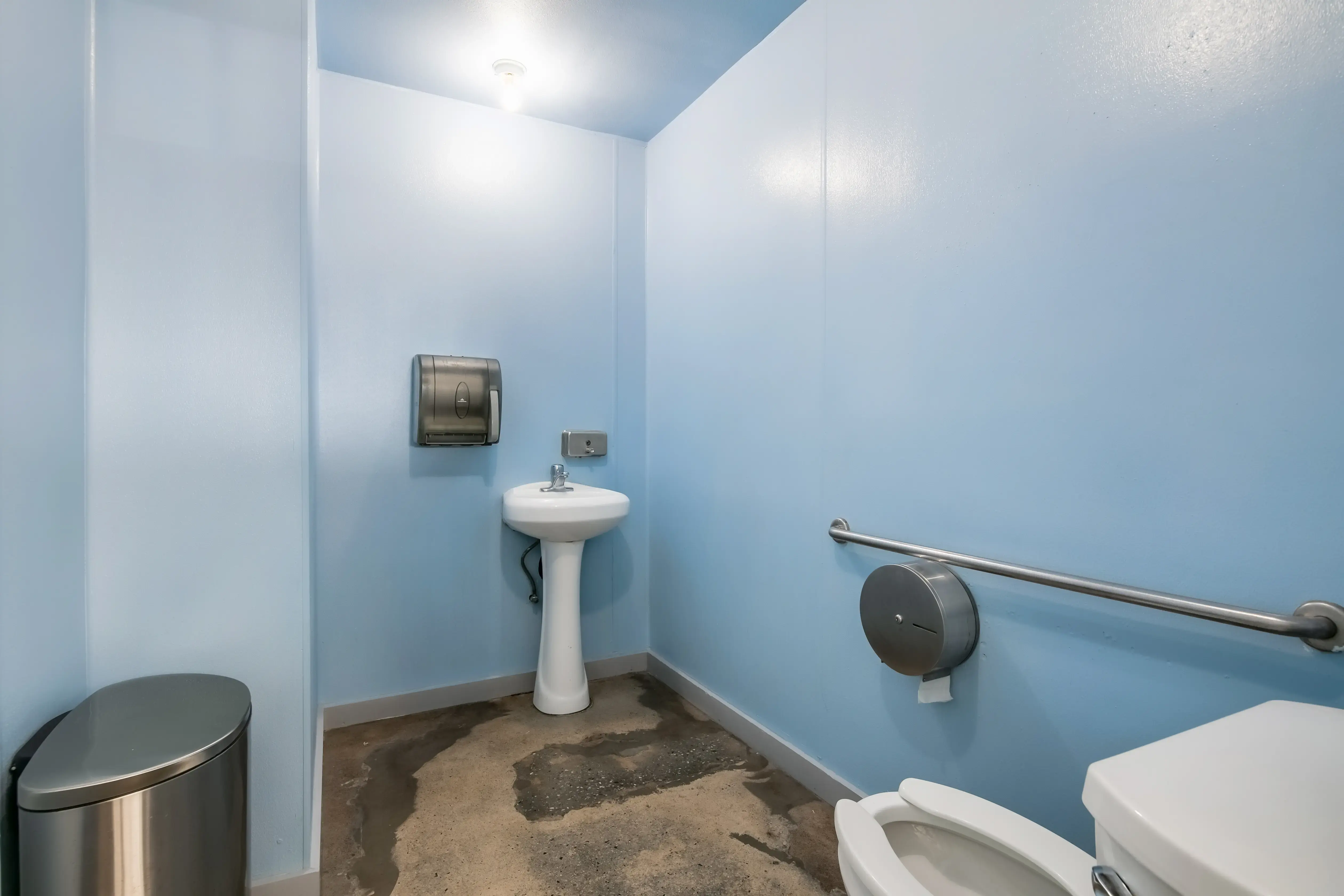 Stadium Coin Laundry - Image 6