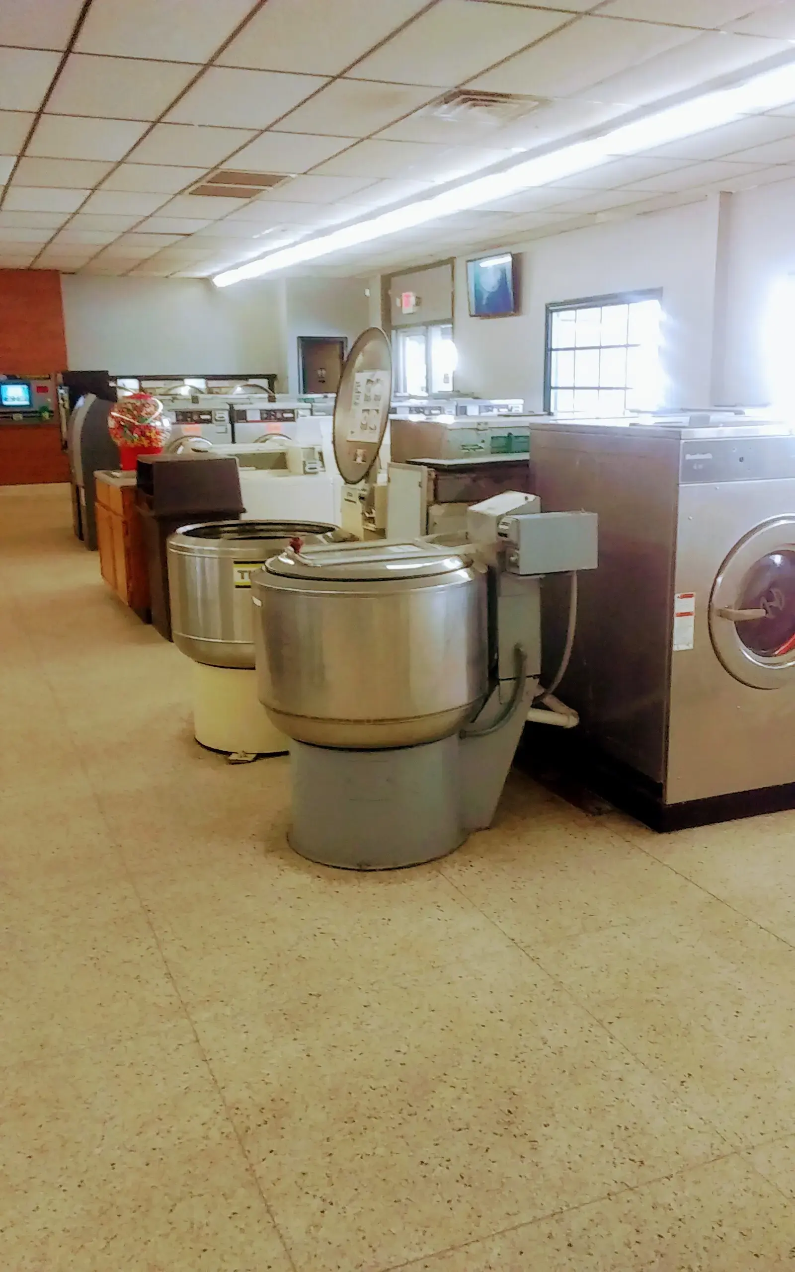 Stadium Discount Coin Laundry - Image 8