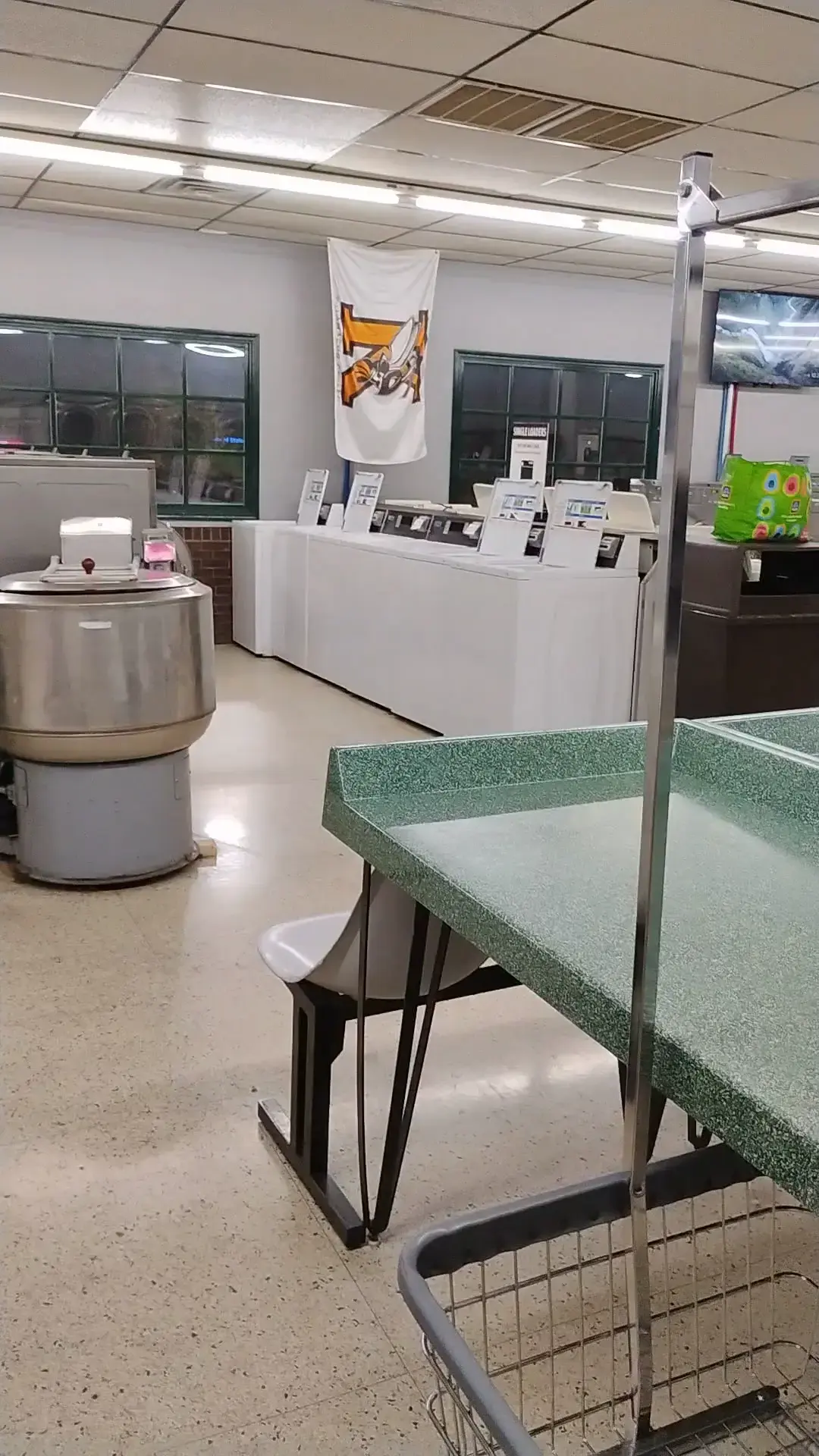 Stadium Discount Coin Laundry - Image 10
