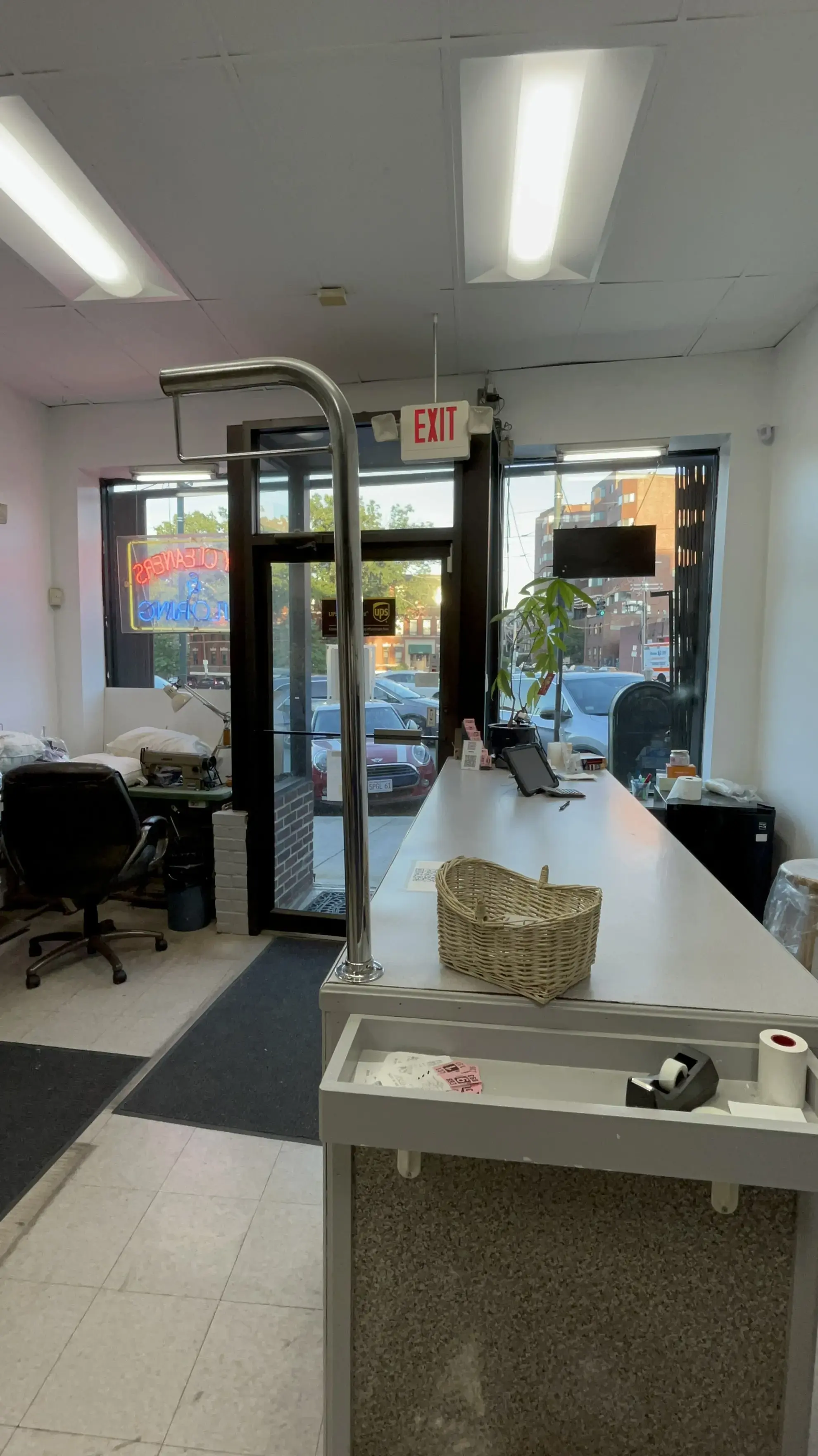 Star Drycleaner and Laundromat - Image 3
