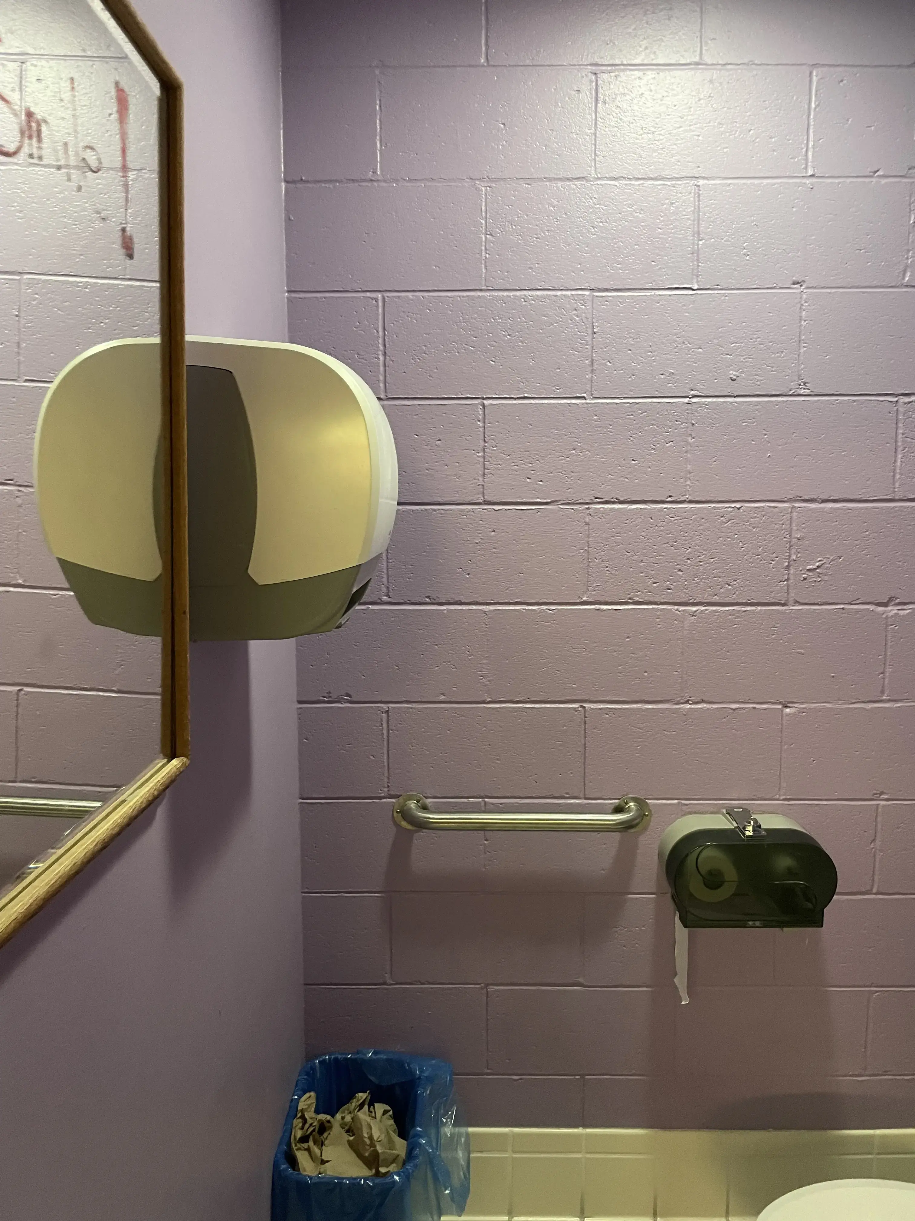 Stoughton Laundromat - Image 11