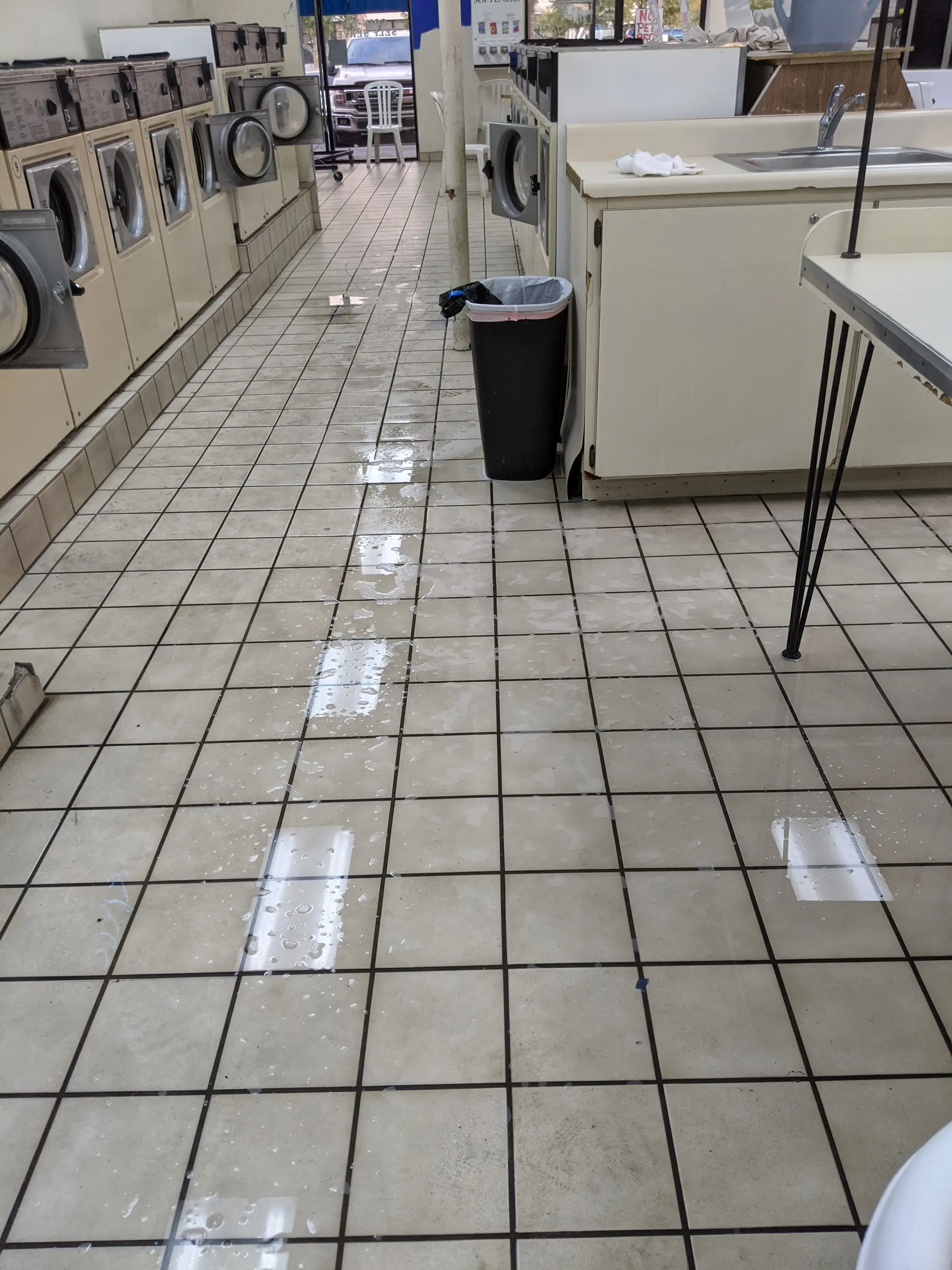 Sud's Laundromat - Image 11