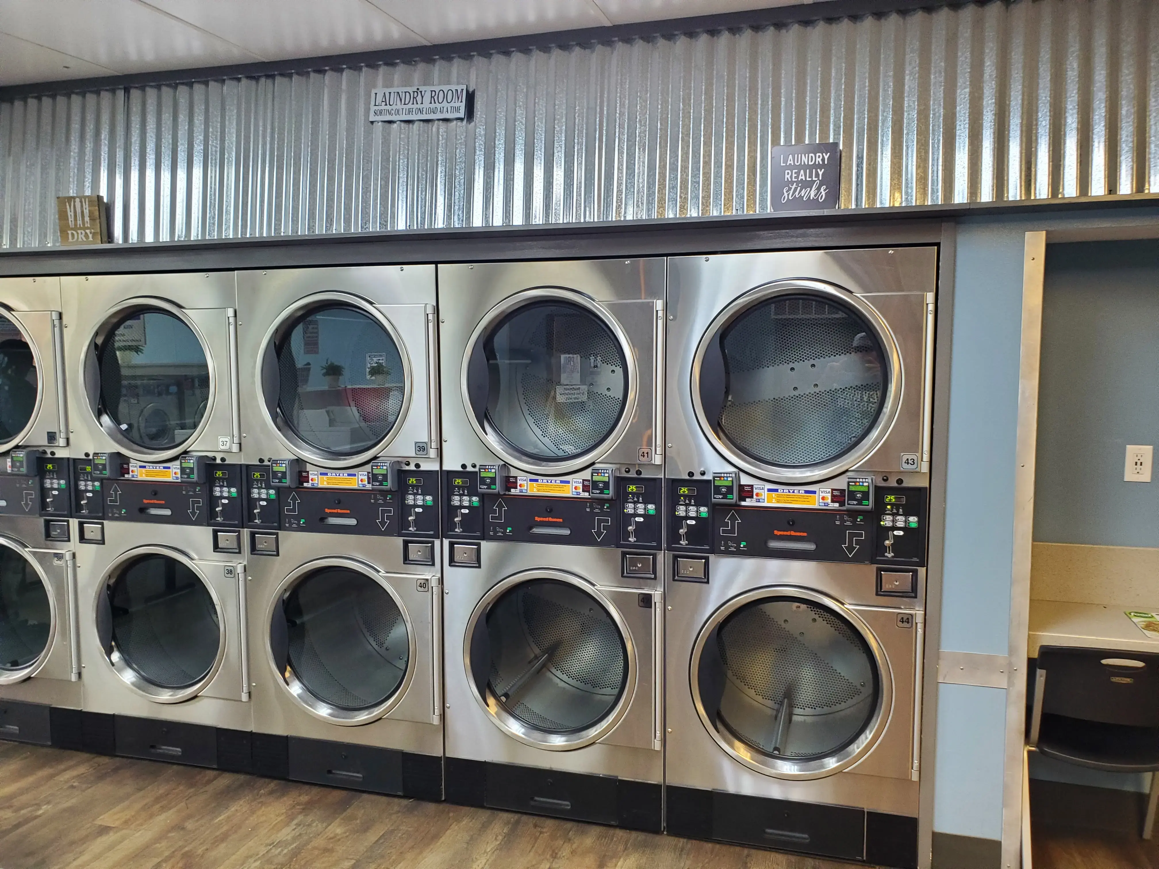 Suds-n-Duds Coin Laundry thumbnail 16