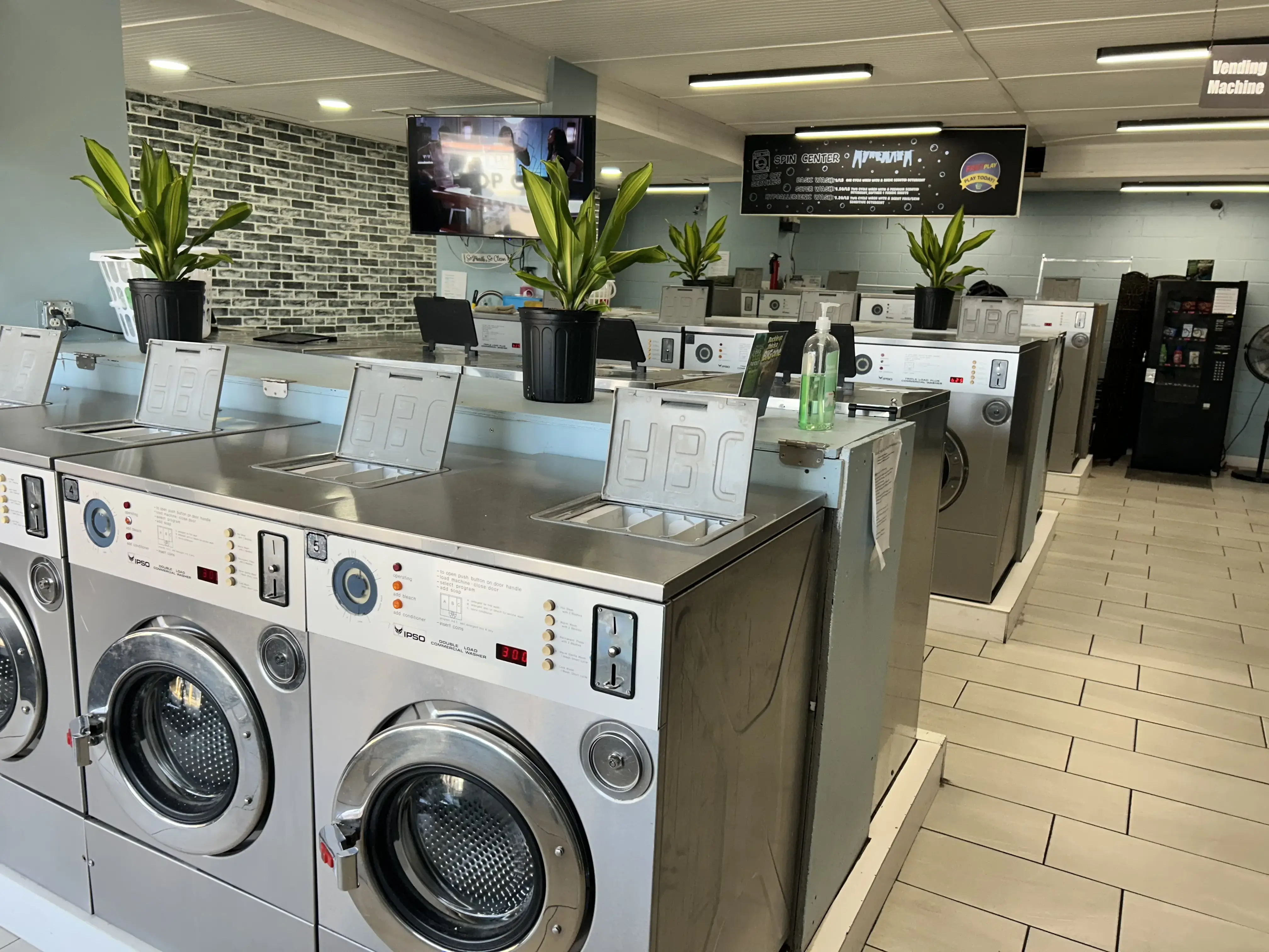 SUDS N’ SOAP Laundry - Image 2