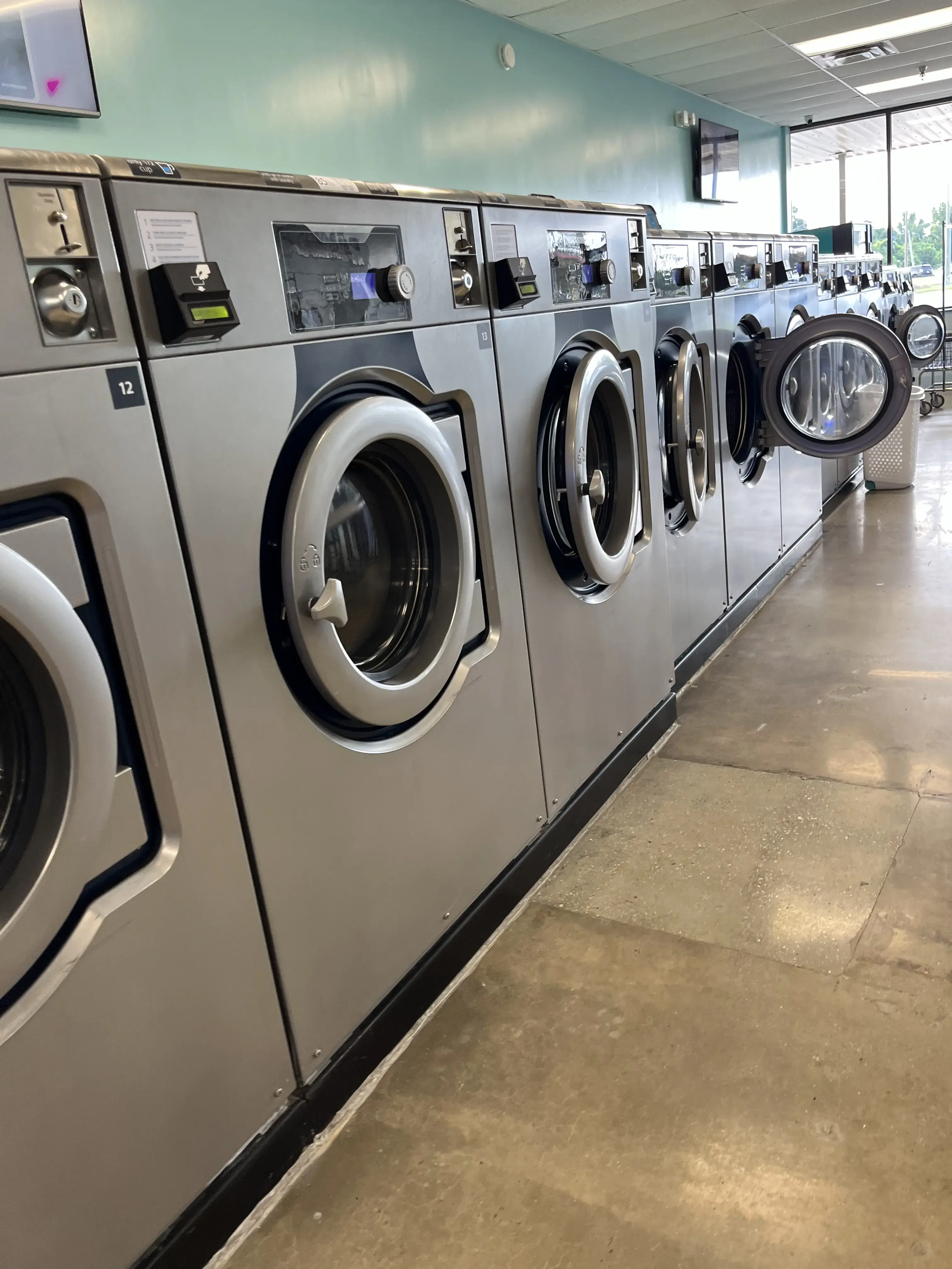 SUDS N TUBS LAUNDRY - Image 1