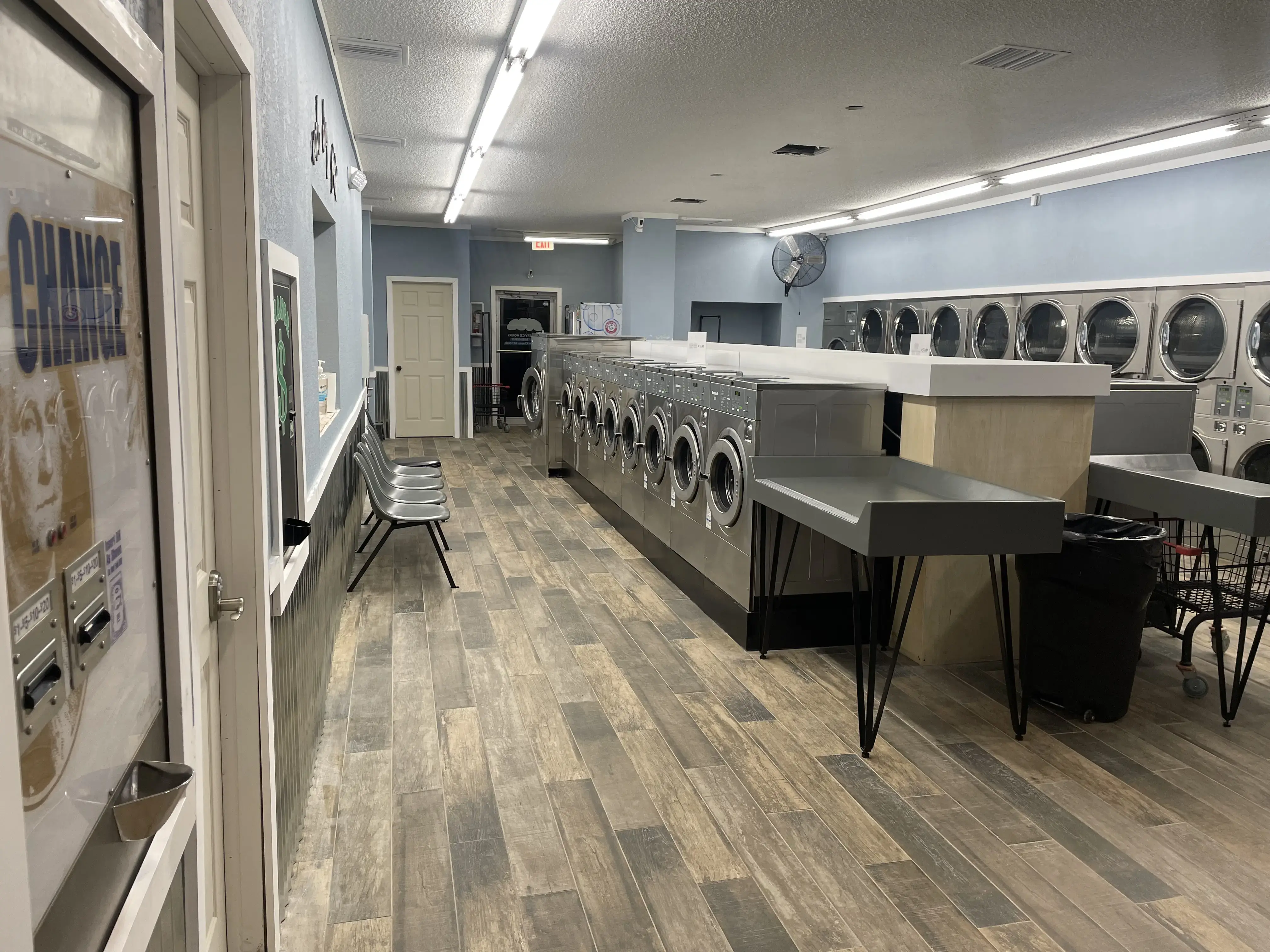 Suds On Belcher Laundromat thumbnail 1